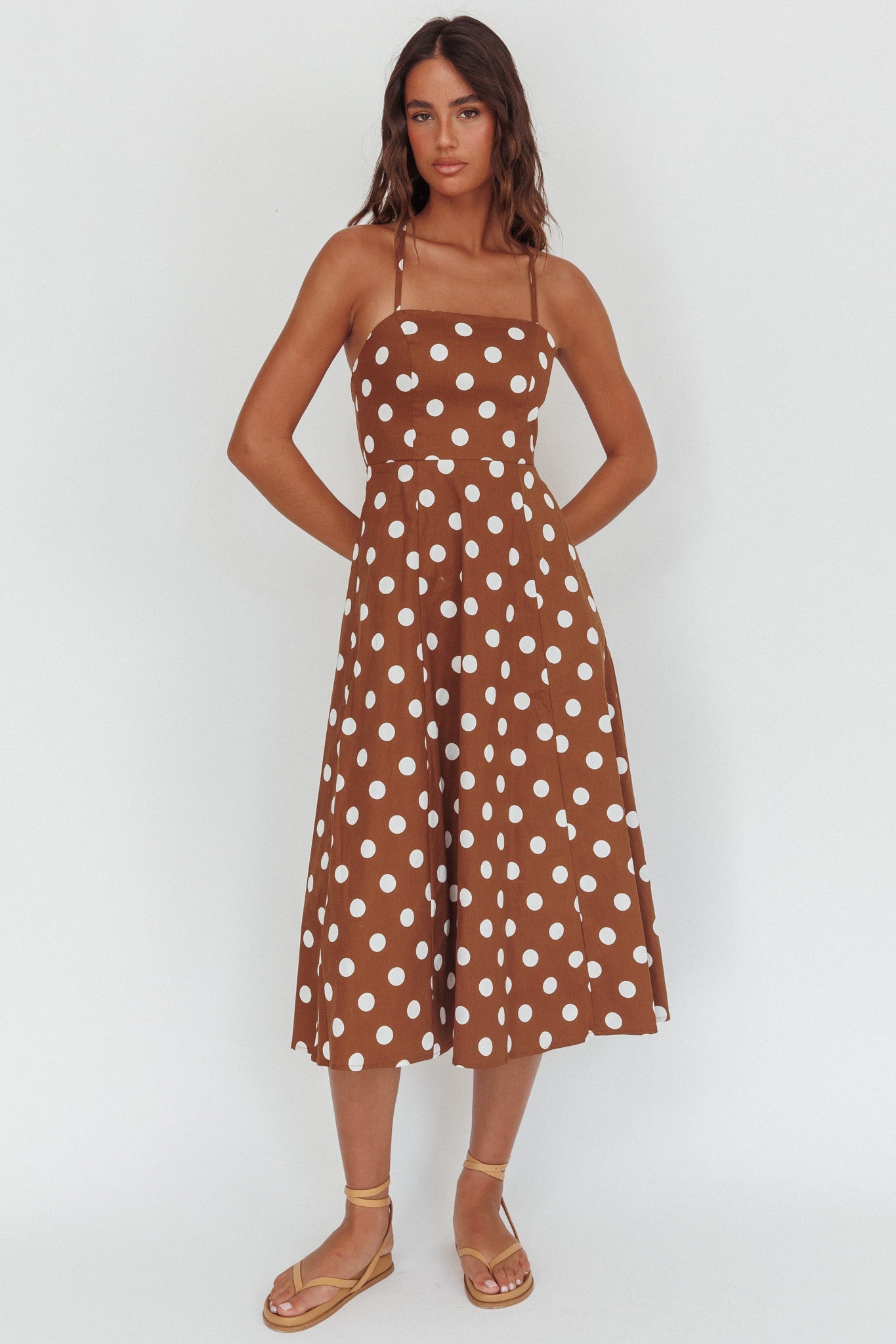 Abito midi con schiena incrociata Olga Second Glance a pois marrone