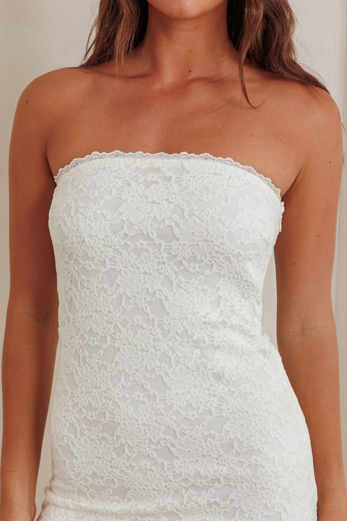 Abito lungo senza spalline in pizzo color crema Artice