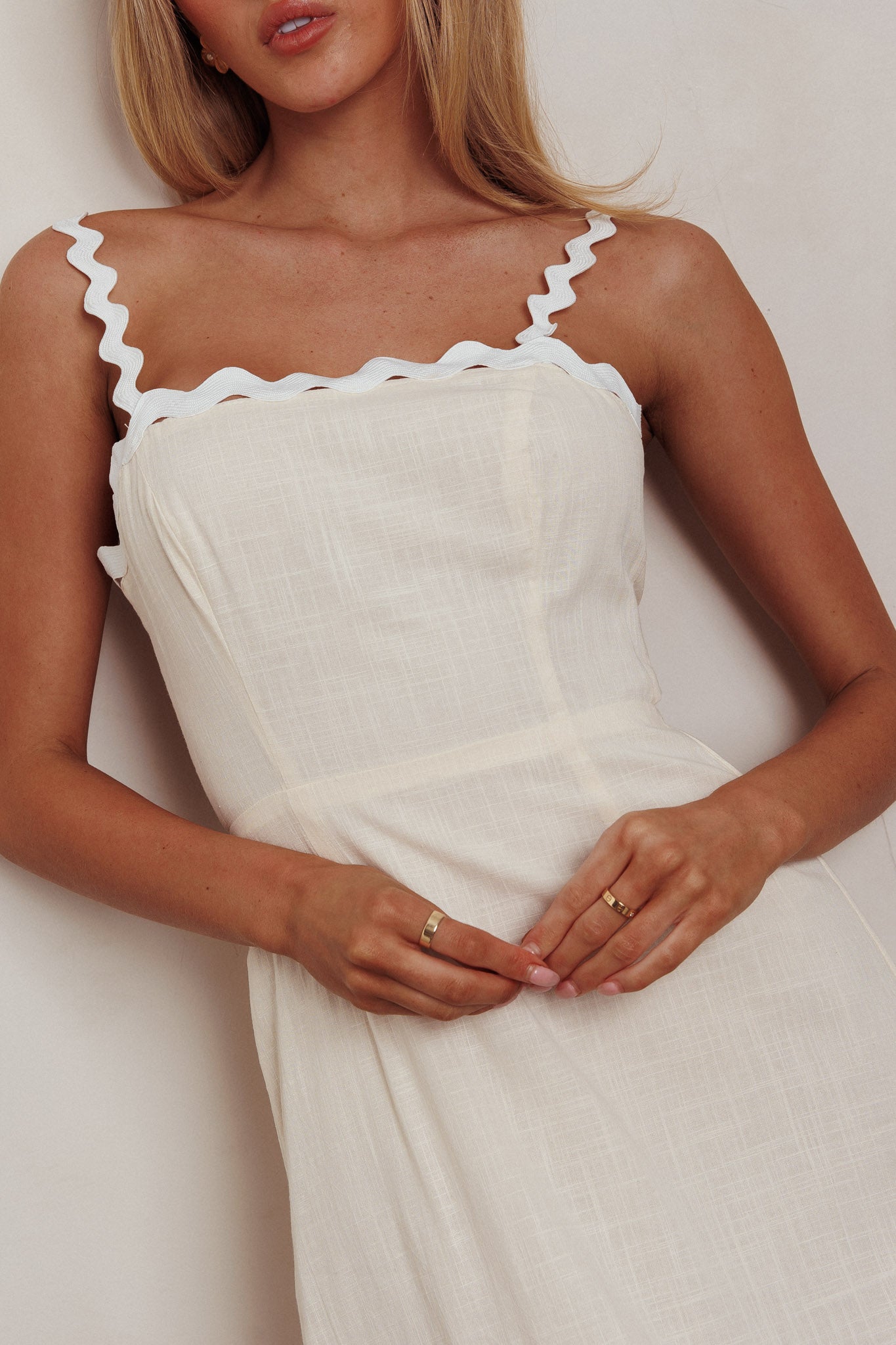 Abito lungo con spalline Ric Rac di Montego Bay, color avena