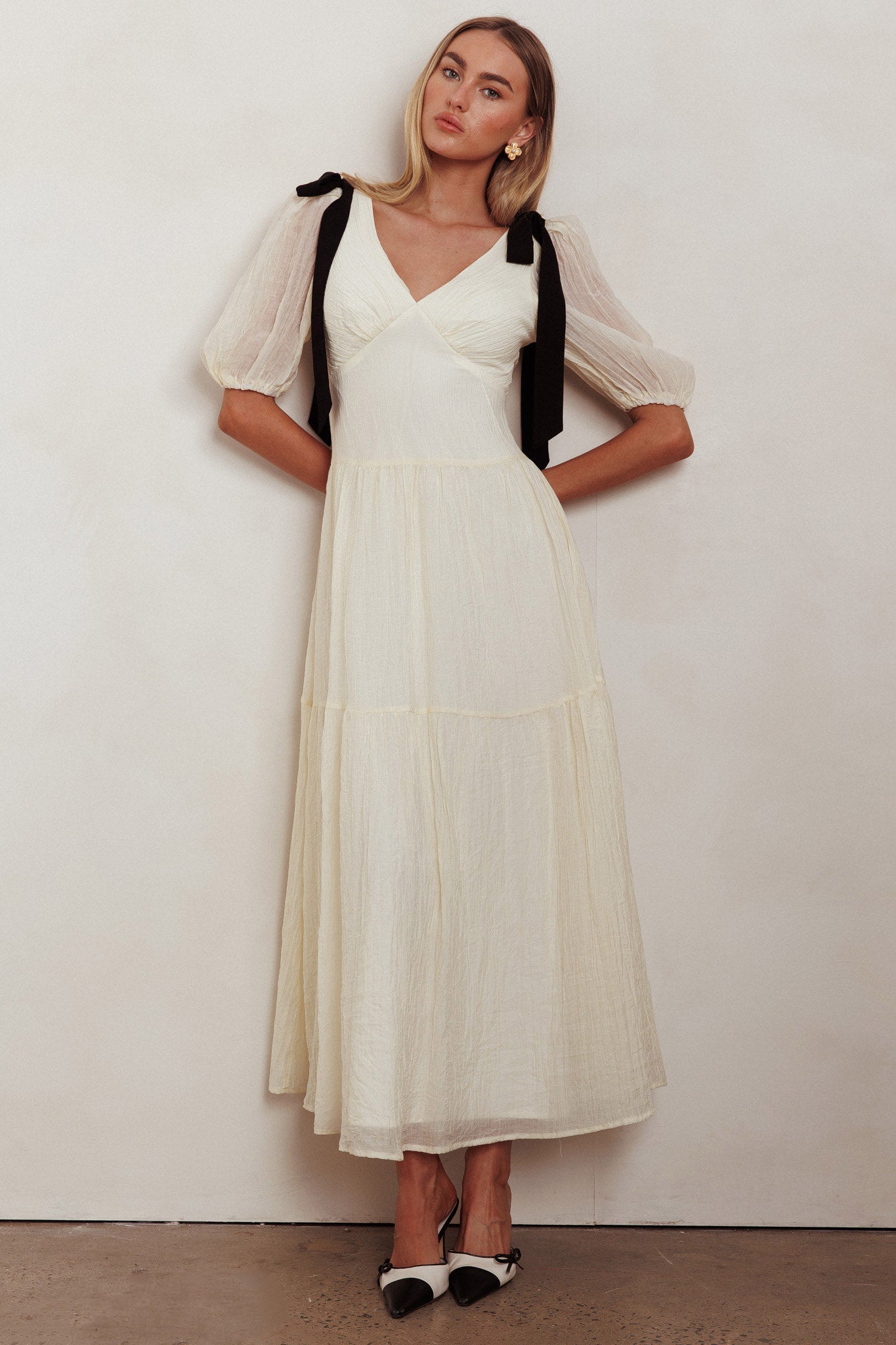 Abito lungo con maniche a sbuffo e spalle scoperte Sinta, color crema