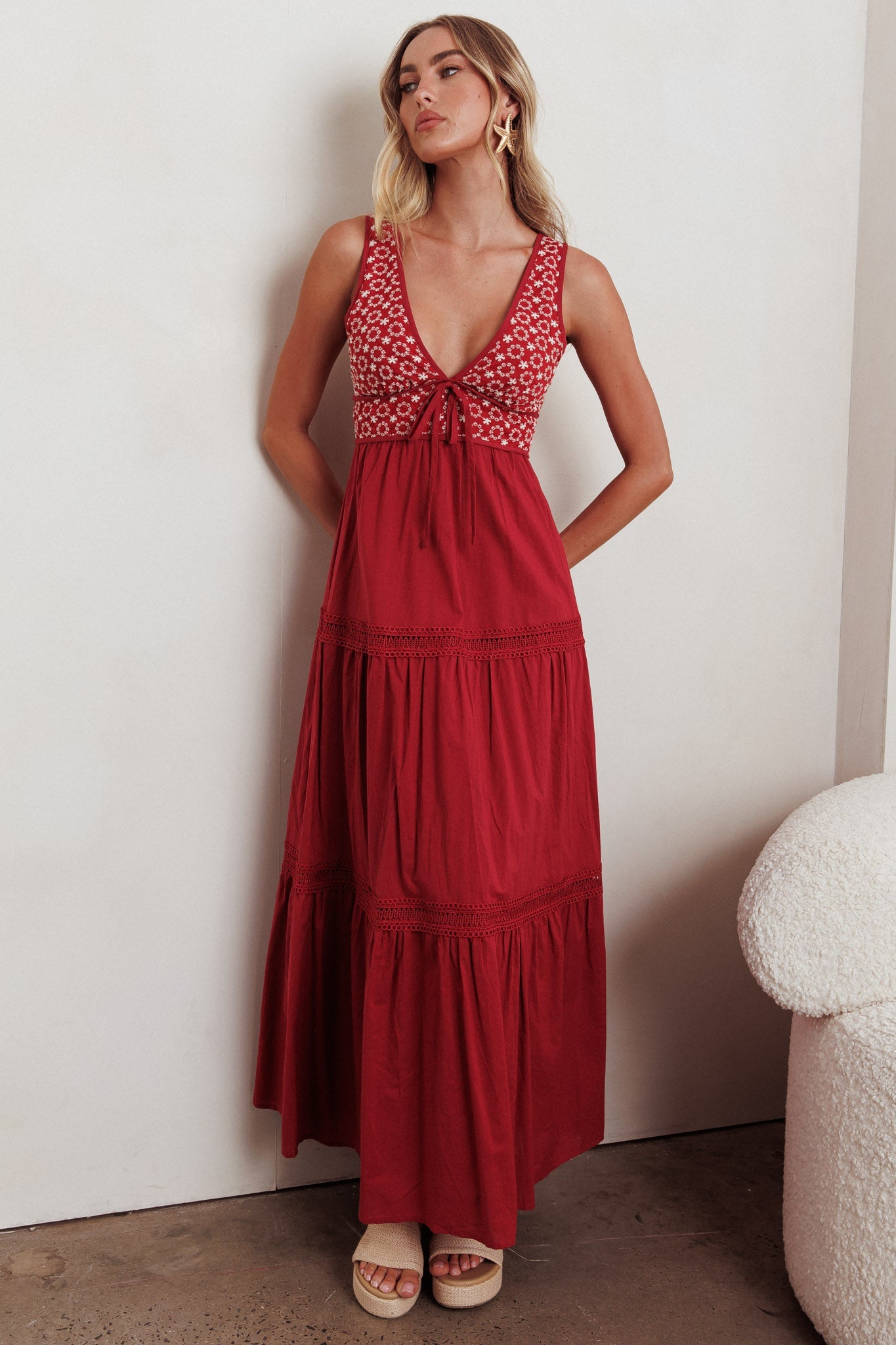 Abito lungo con scollo a V e occhielli Joycelin rosso
