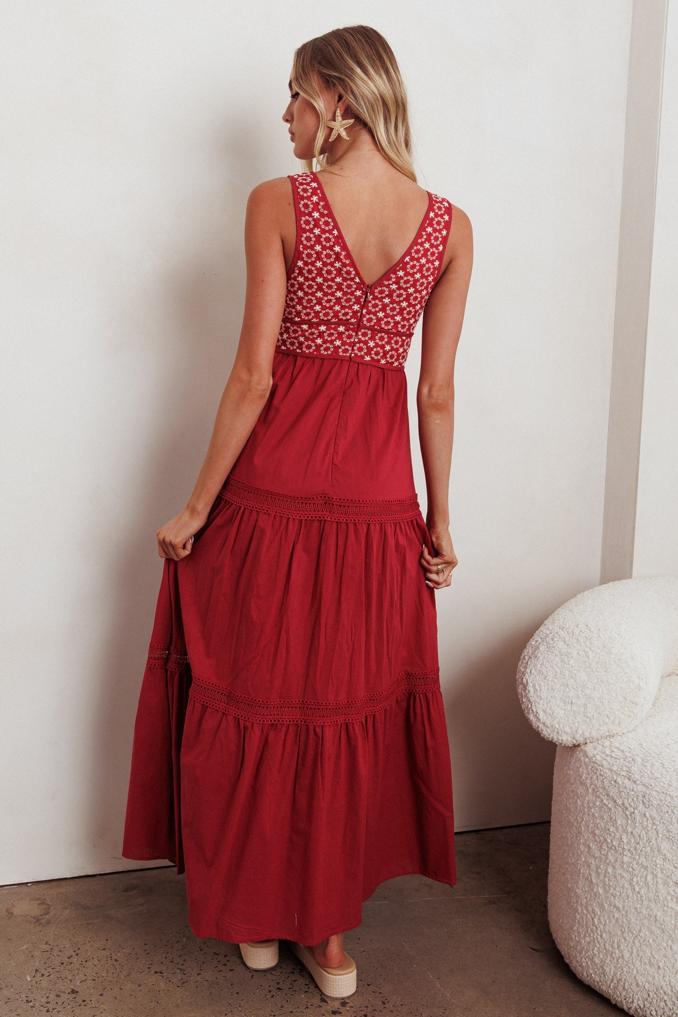 Abito lungo con scollo a V e occhielli Joycelin rosso