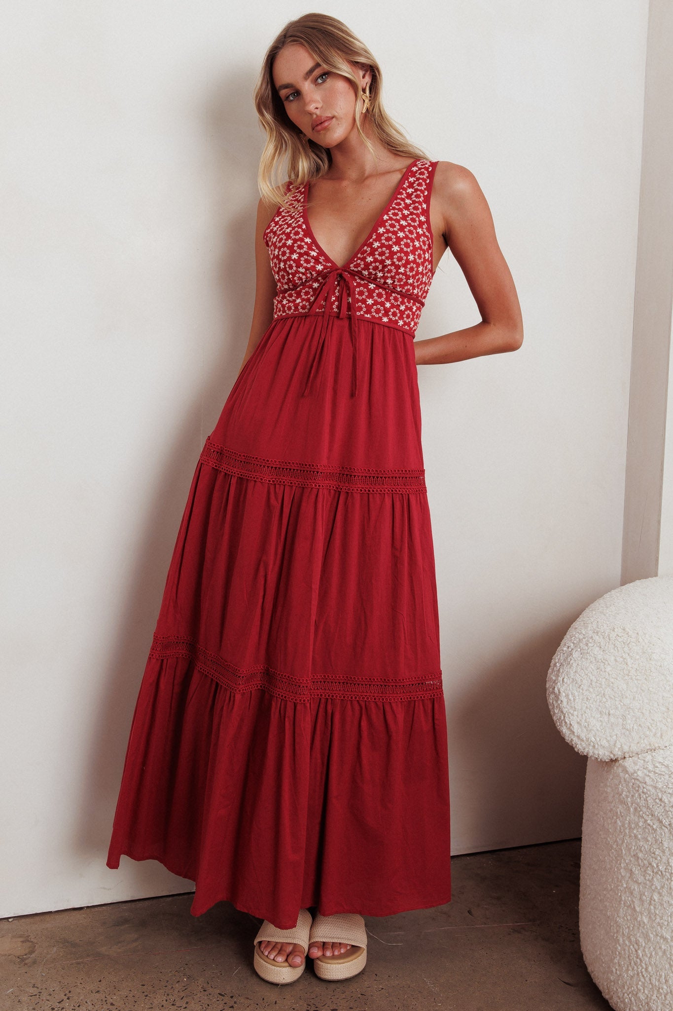 Abito lungo con scollo a V e occhielli Joycelin rosso