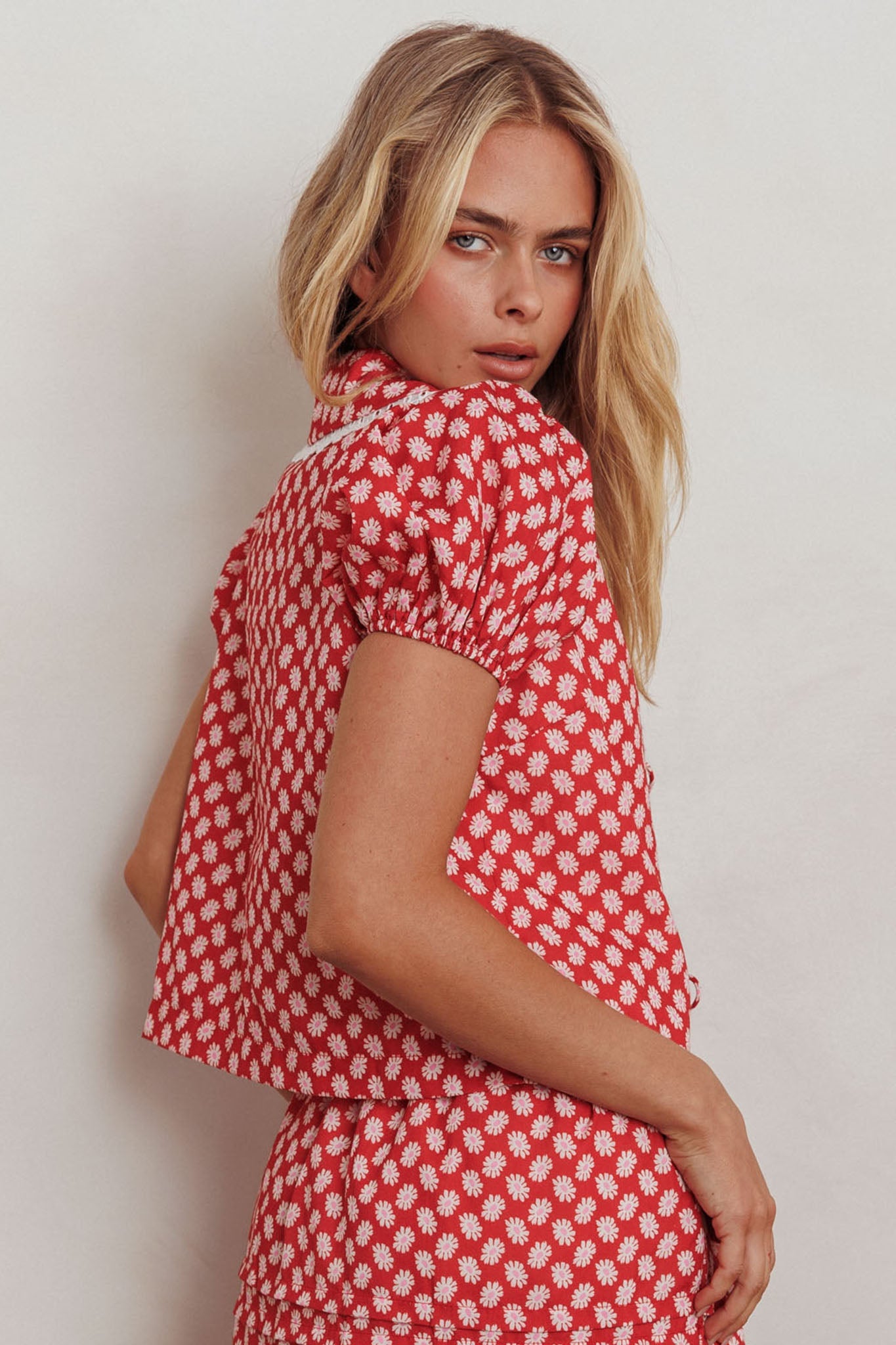 Top Danessa con nodo frontale e motivo floreale rosso