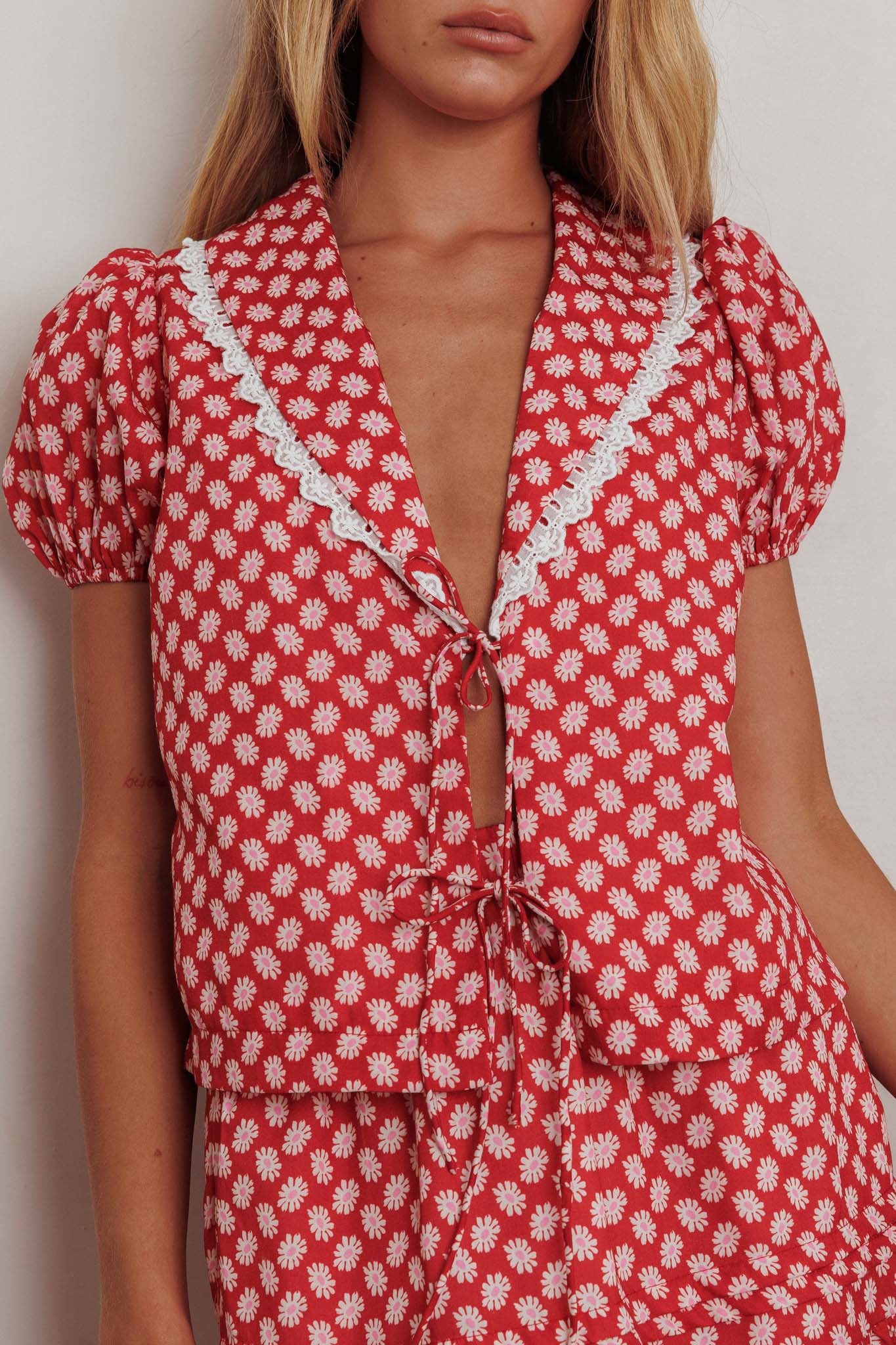 Top Danessa con nodo frontale e motivo floreale rosso