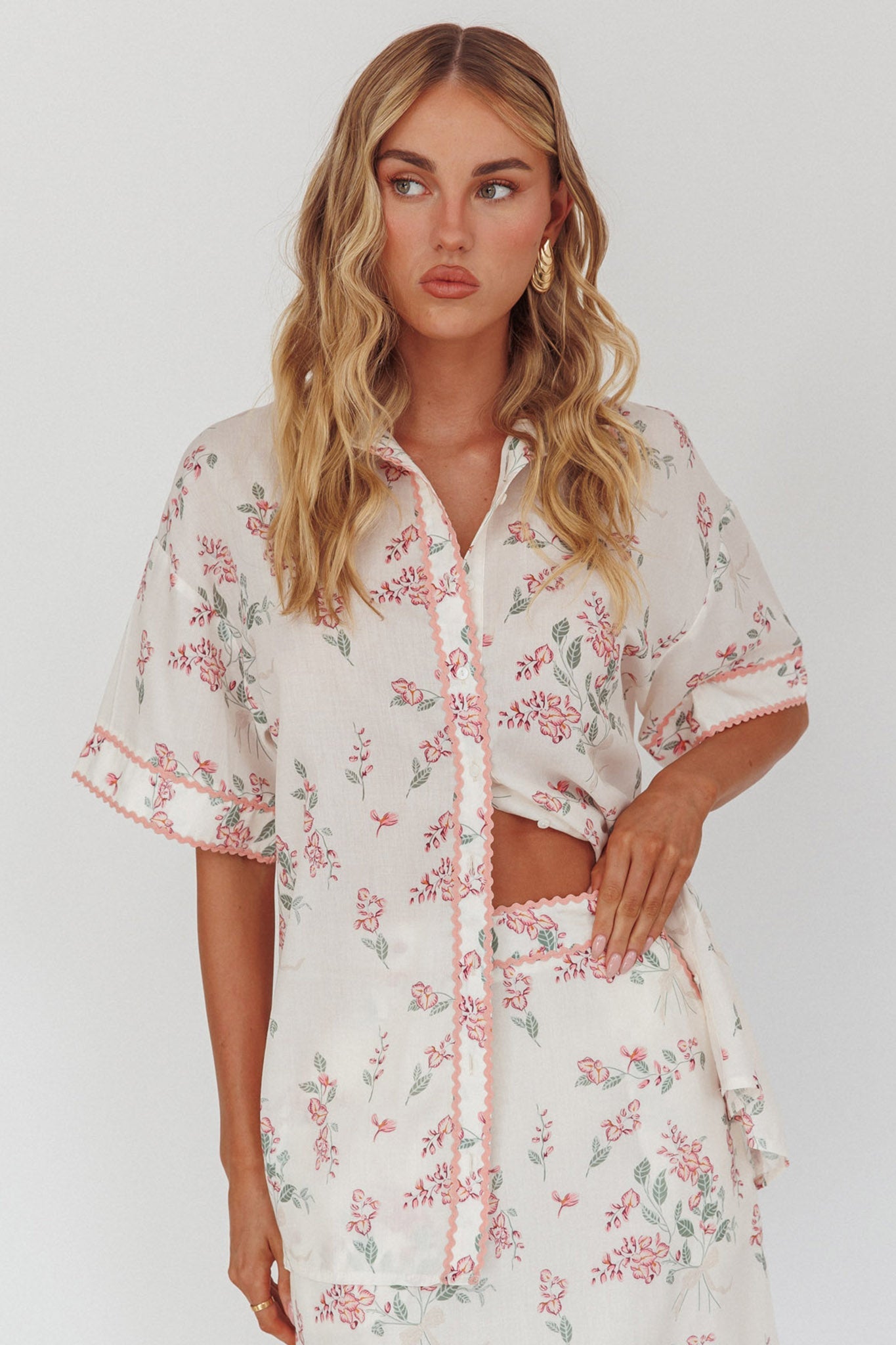 Camicia con bottoni e finiture in Ric-Rac di Catherina, motivo floreale rosa