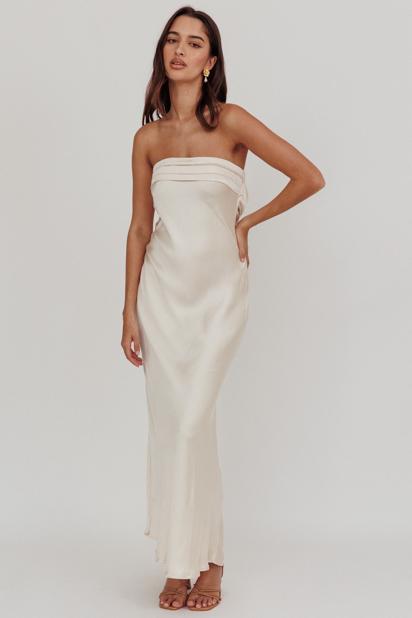 Abito lungo in raso con busto plissettato senza spalline Kona color champagne