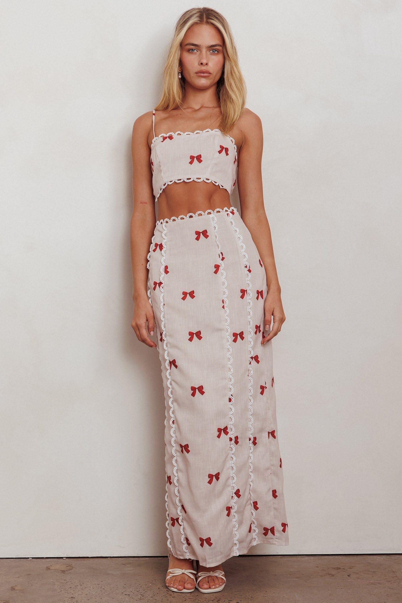 Gonna lunga Chamberlain con bordo smerlato e fiocco rosso