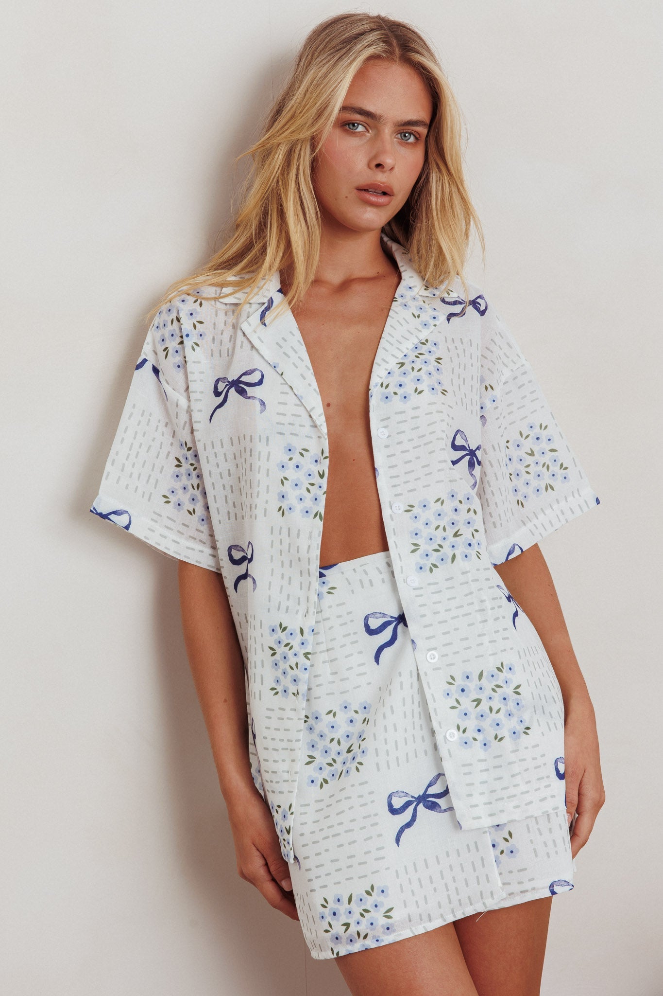 Gonna corta avvolgente Ithaca con stampa a fiocco blu