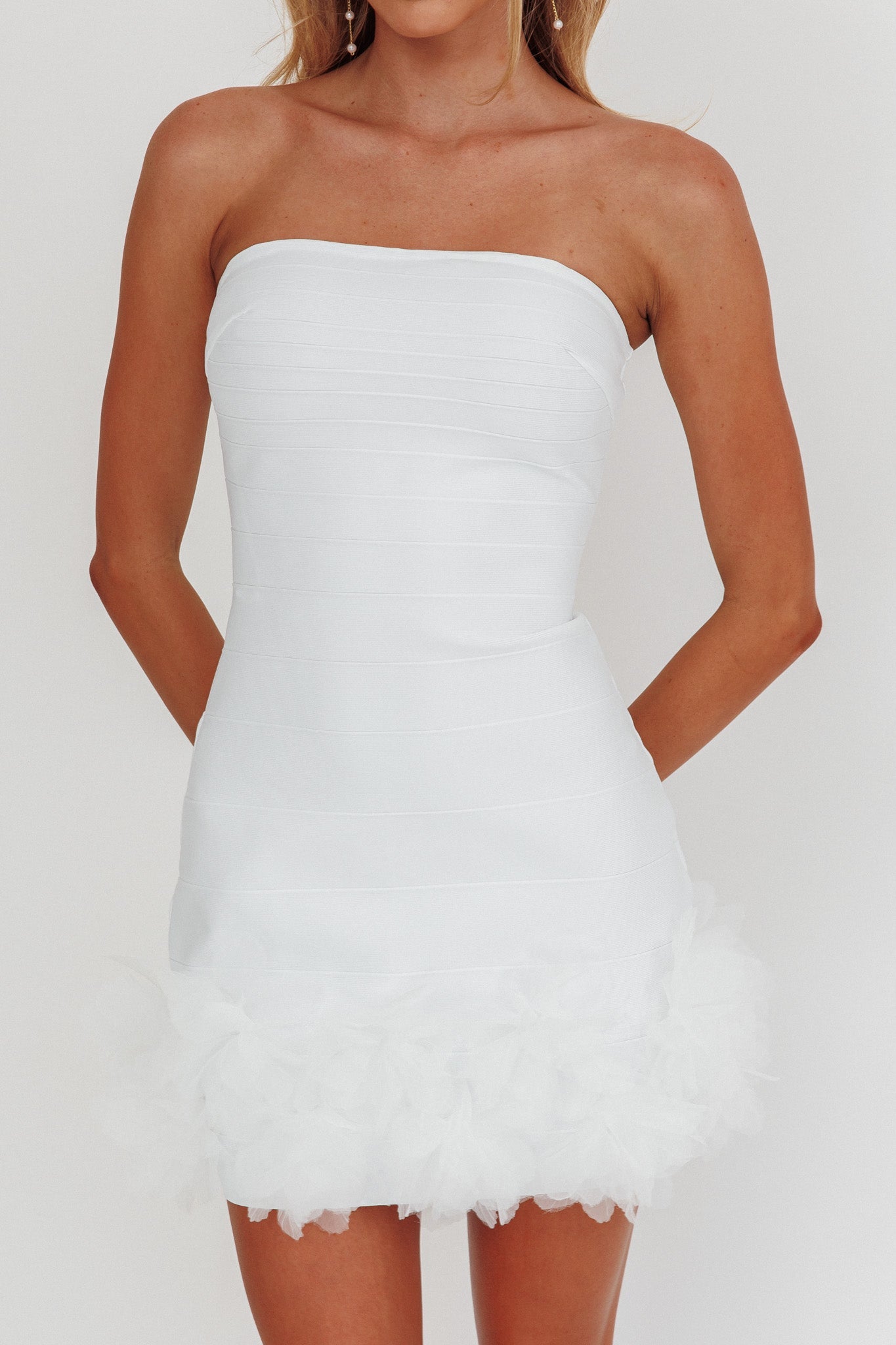 Leni Mini abito bianco con orlo decorato e senza spalline