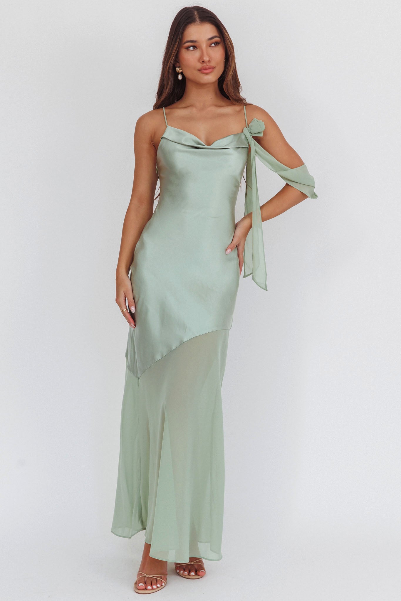 Abito lungo in chiffon con dettagli sulle spalle e orlo Gilded Dream, salvia