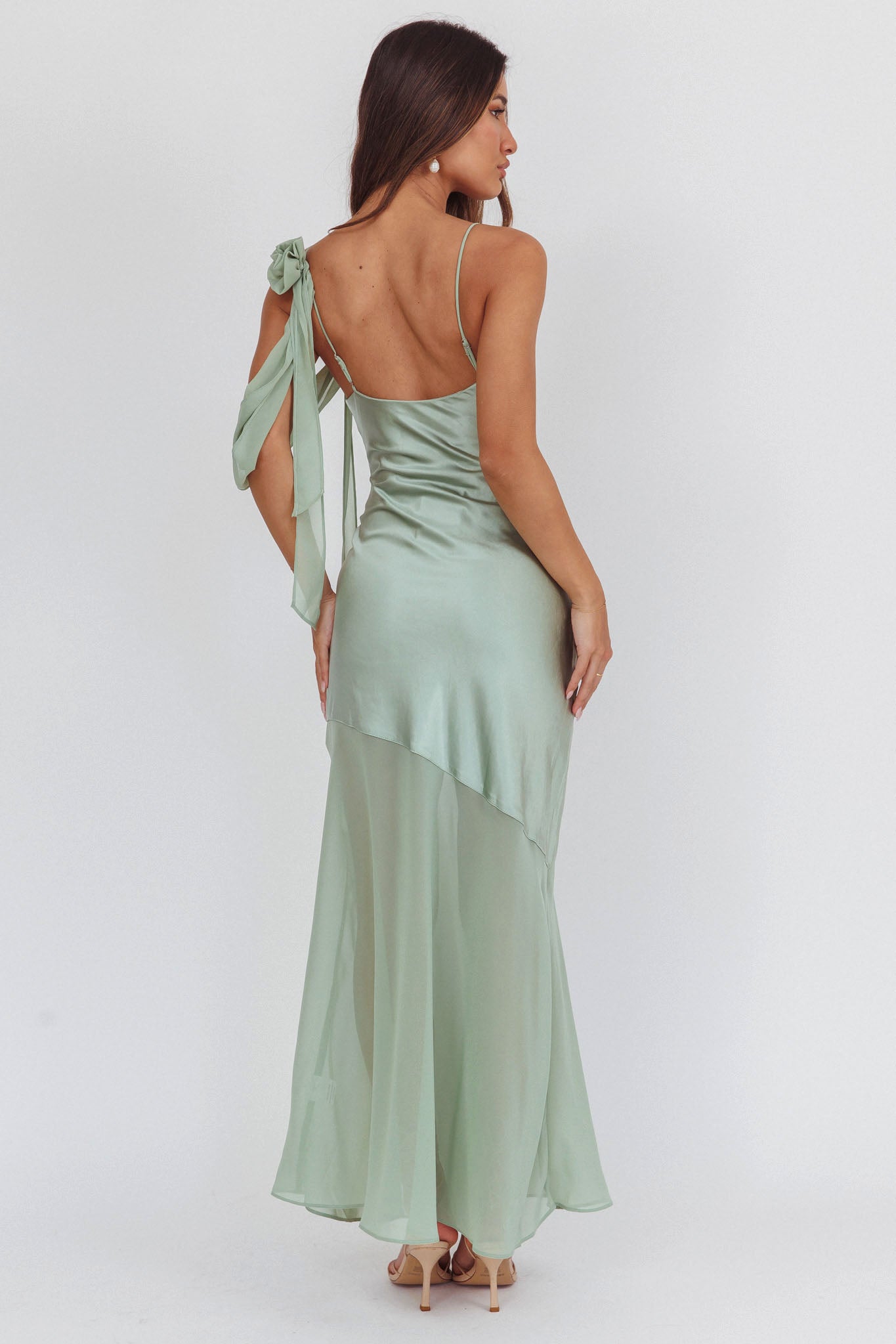 Abito lungo in chiffon con dettagli sulle spalle e orlo Gilded Dream, salvia