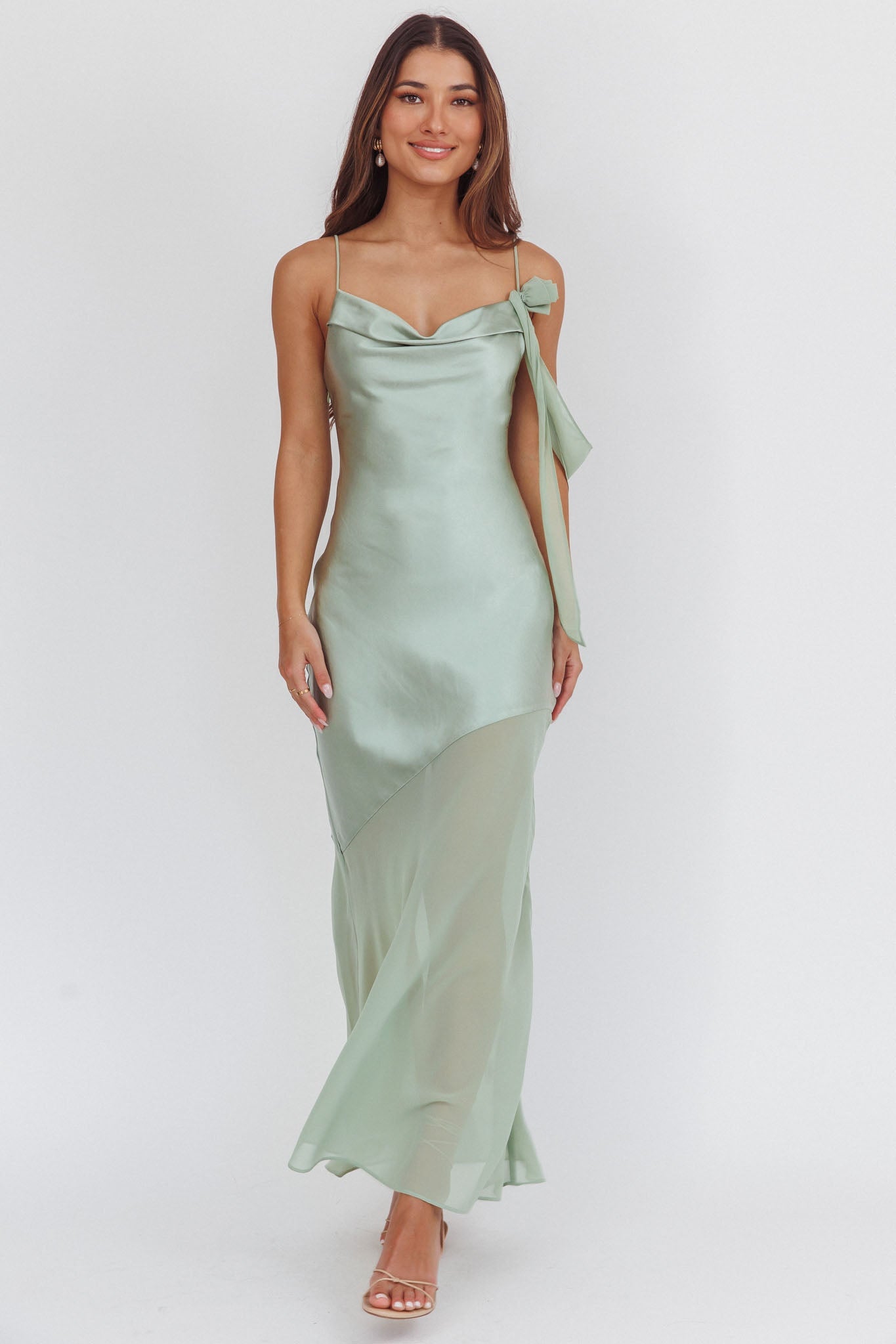 Abito lungo in chiffon con dettagli sulle spalle e orlo Gilded Dream, salvia