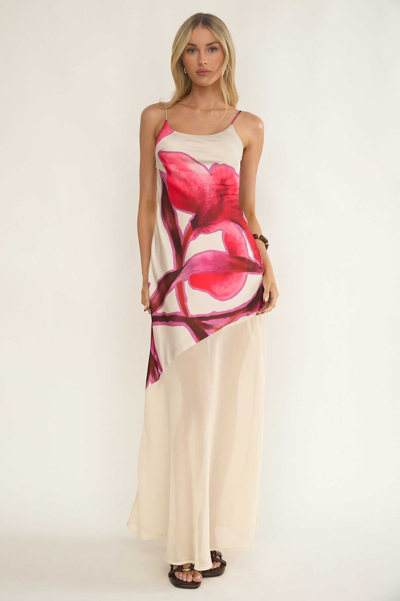 Abito lungo con orlo in chiffon Gilded Dream stampato beige