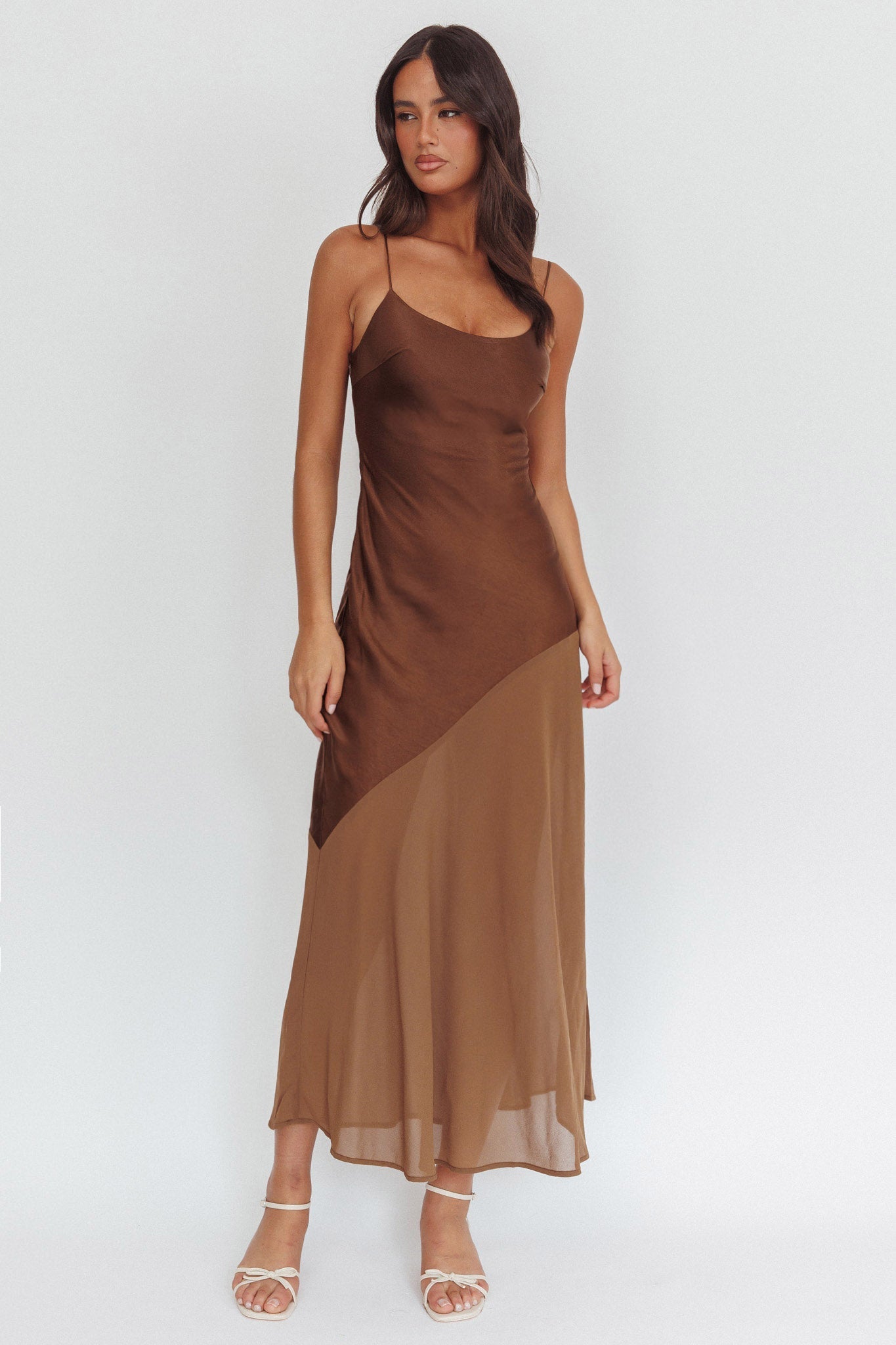 Abito lungo con orlo in chiffon Gilded Dream Cioccolato