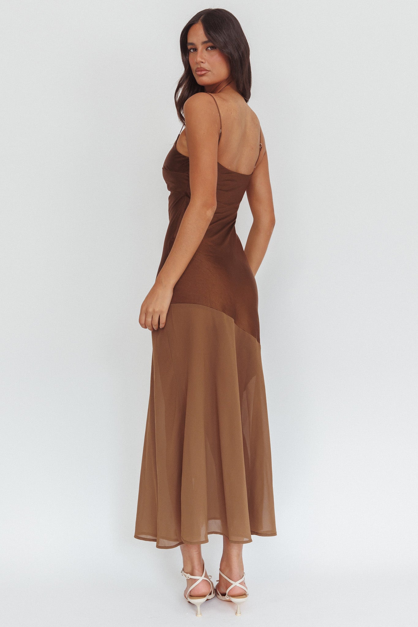 Abito lungo con orlo in chiffon Gilded Dream Cioccolato
