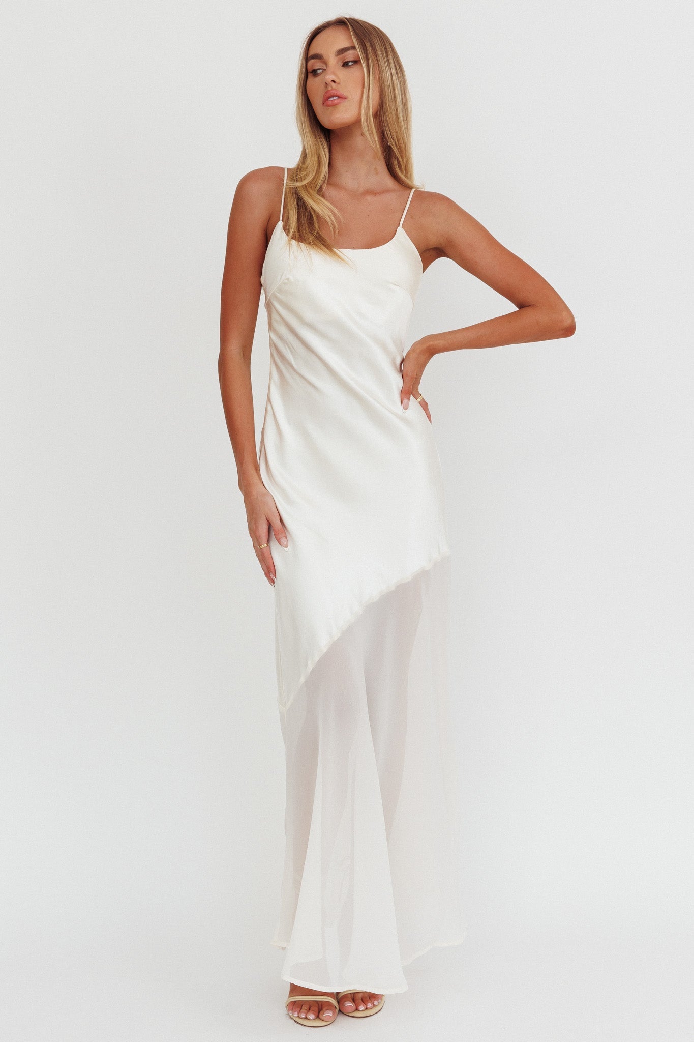 Abito lungo con orlo in chiffon Gilded Dream Ostrica