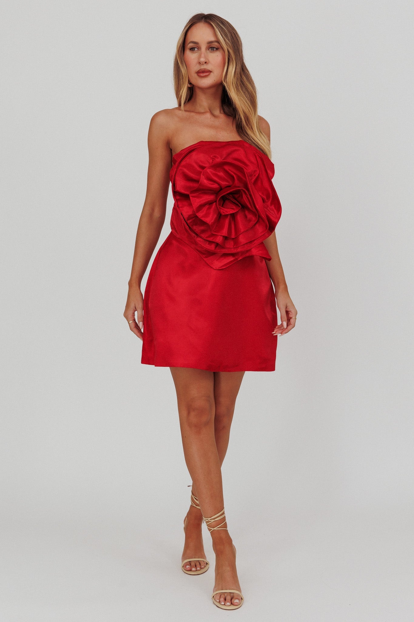 Top senza spalline rosso con motivo a rose di Count Down