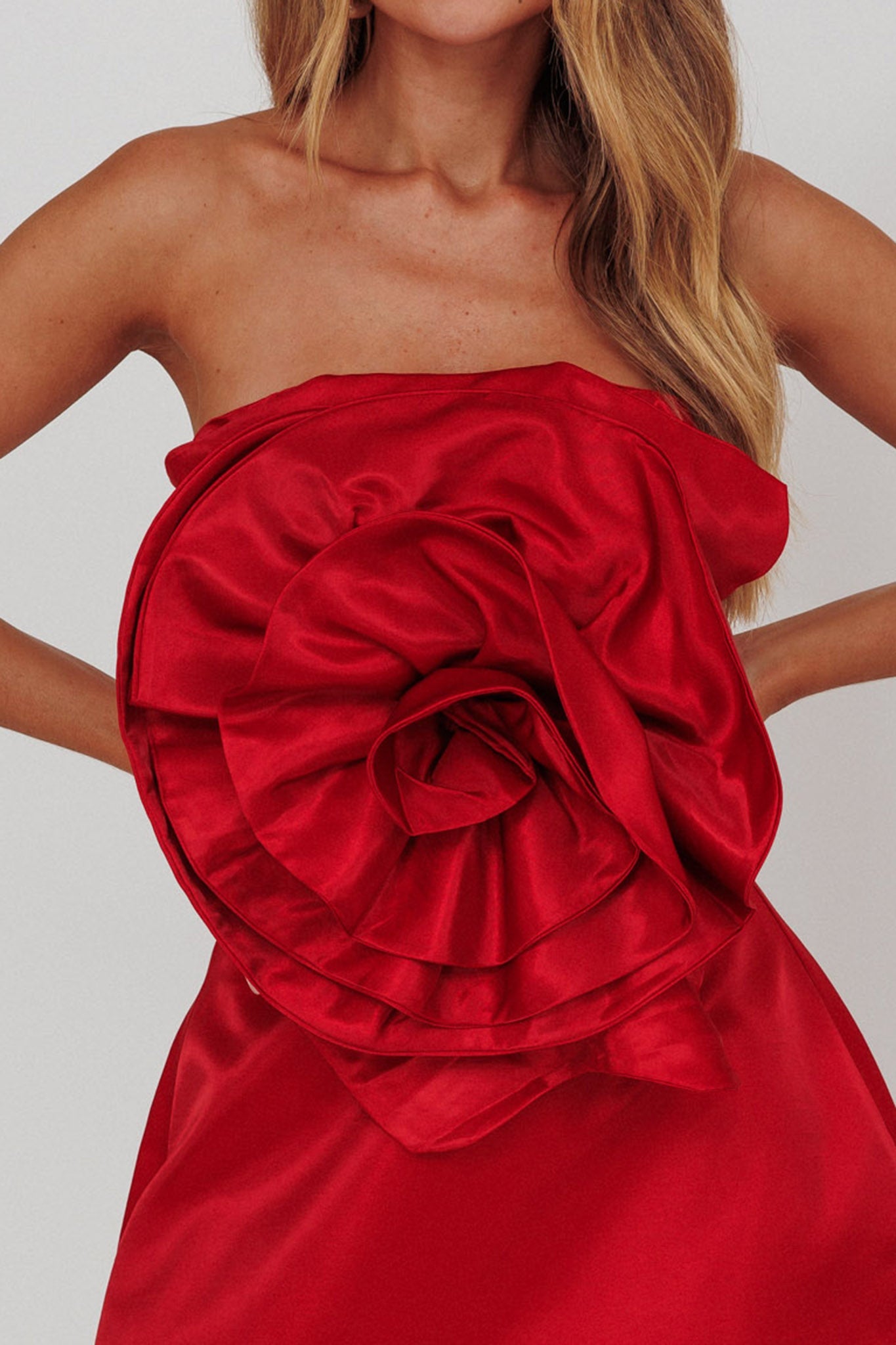 Top senza spalline rosso con motivo a rose di Count Down