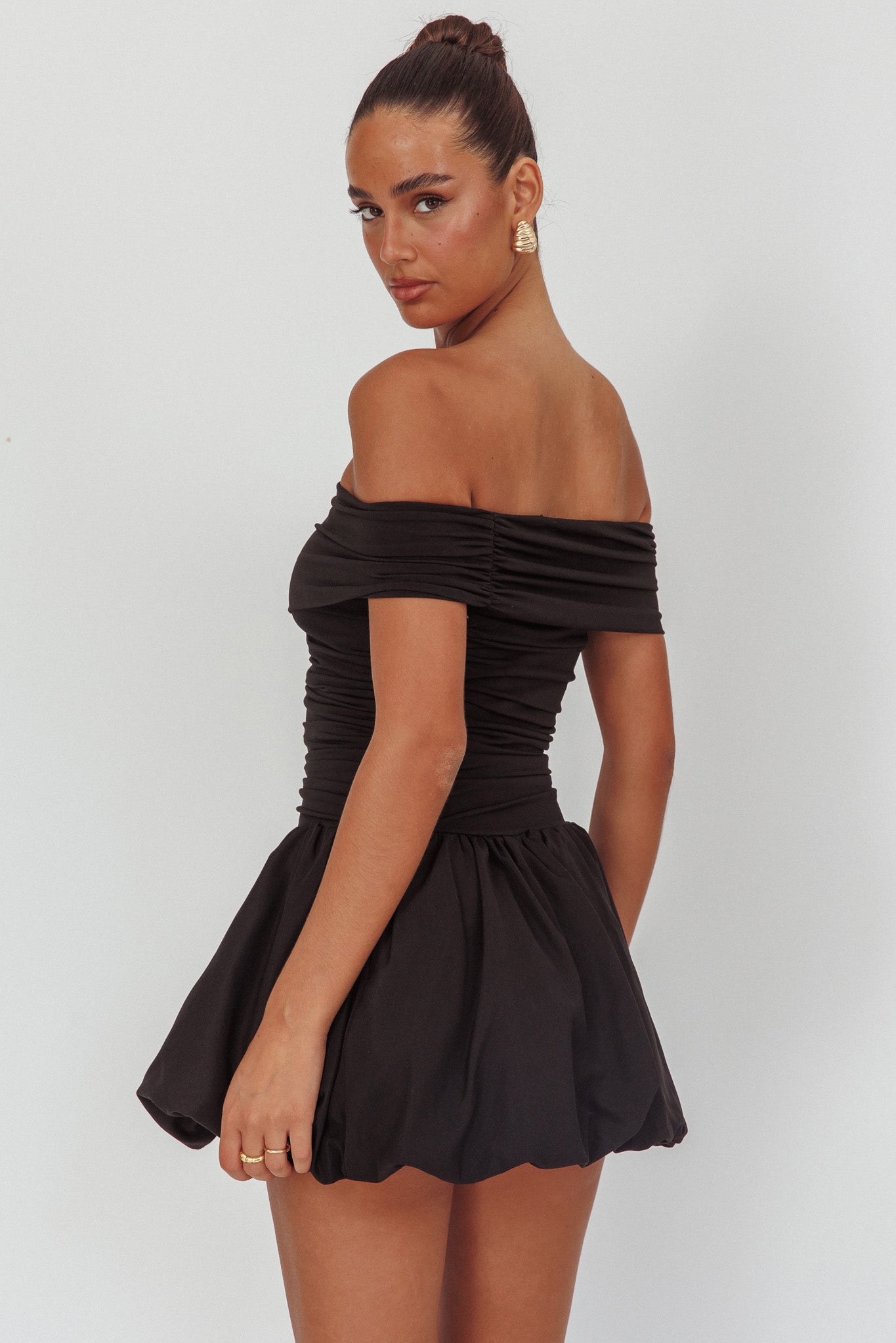 Mini abito nero con spalle scoperte Dalayla