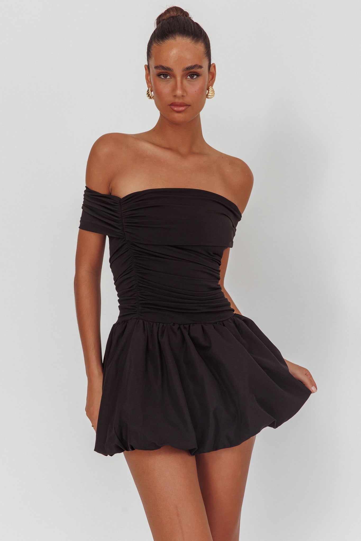 Mini abito nero con spalle scoperte Dalayla