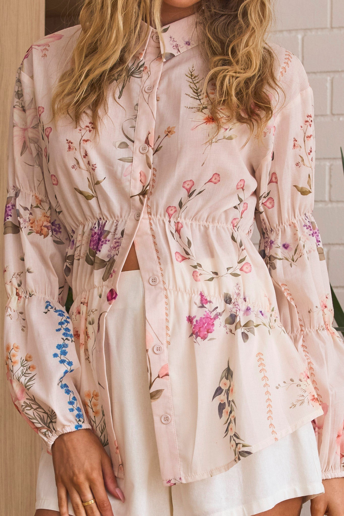 Top a maniche lunghe con bottoni Mirrie floreale color crema