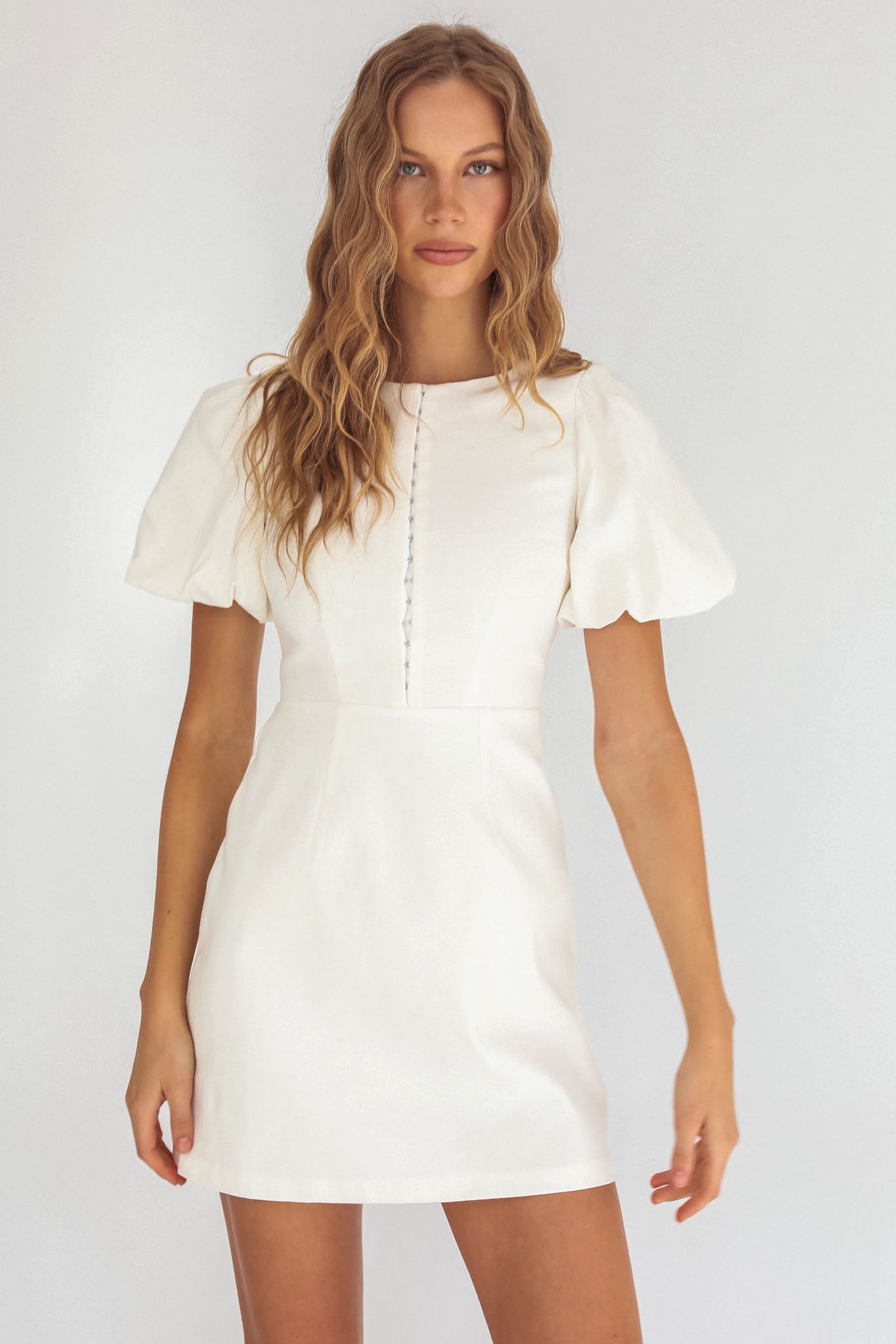 Leronne Mini abito bianco con maniche a sbuffo e gancio