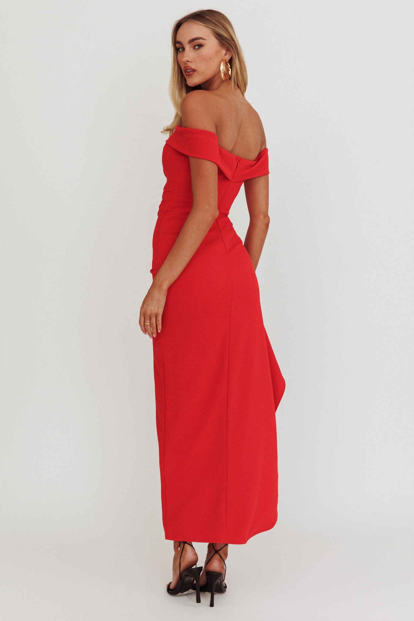Abito lungo rosso con spalle scoperte e spacchi sulle cosce Cha Cha