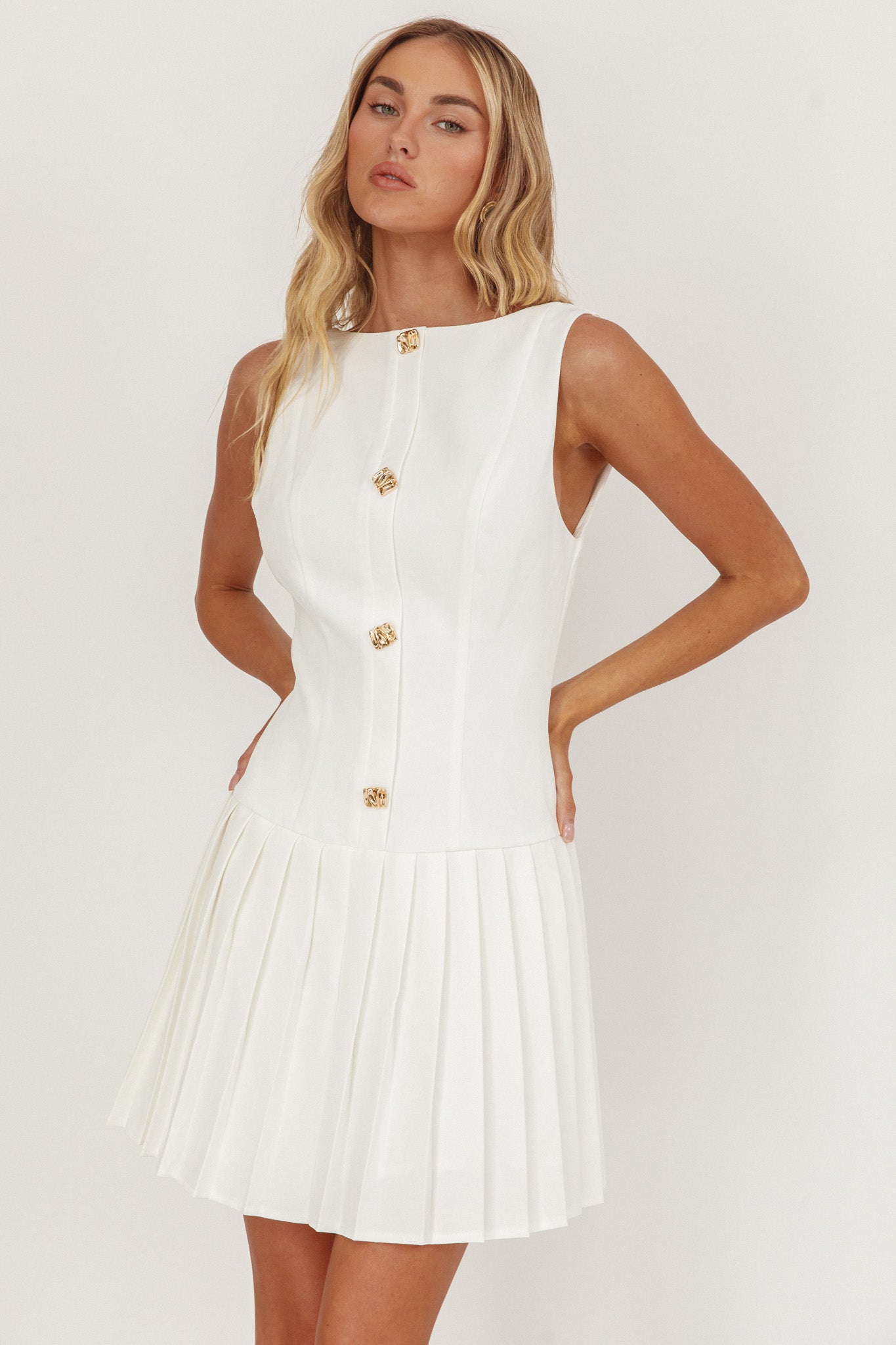 Mini abito bianco con gonna a pieghe opulenta e bottoni