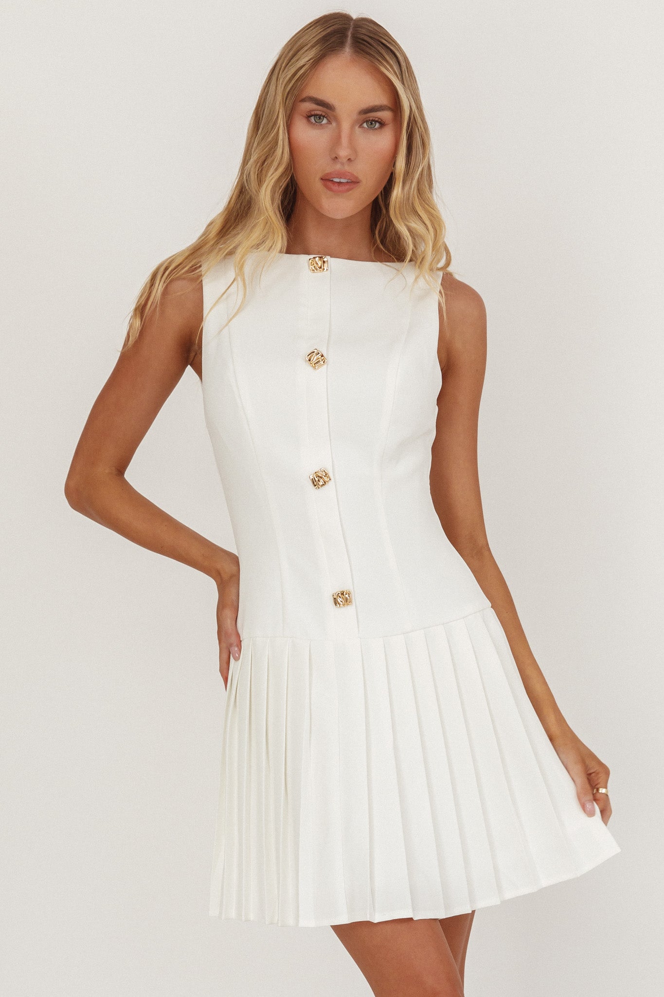 Mini abito bianco con gonna a pieghe opulenta e bottoni