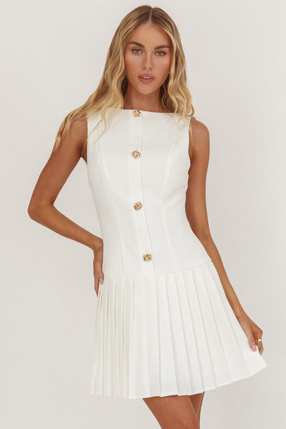 Mini abito bianco con gonna a pieghe opulenta e bottoni