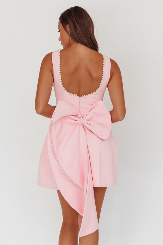 Mini abito oversize con fiocco e finiture in perle opulente rosa