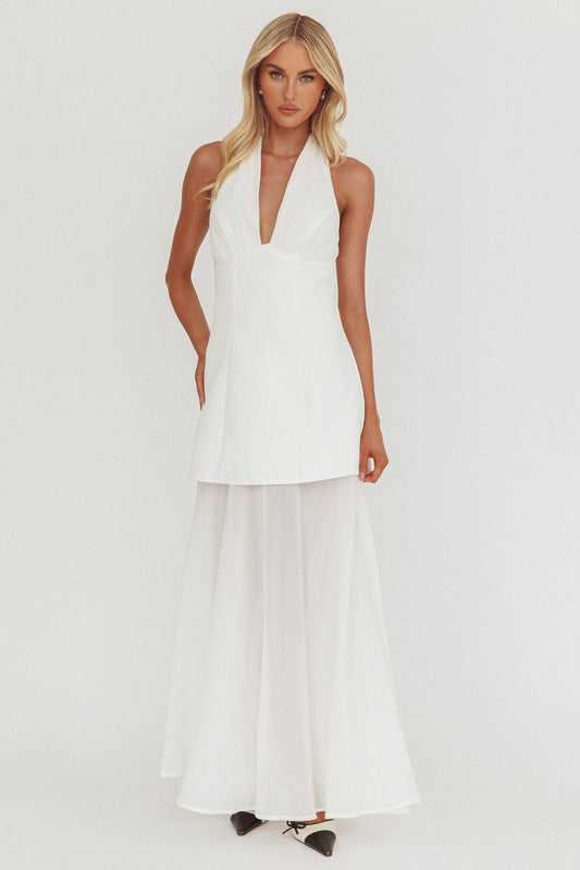 Opulento abito lungo a strati con scollo all'americana bianco
