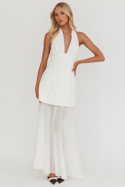 Opulento abito lungo a strati con scollo all'americana bianco