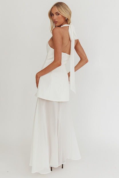 Opulento abito lungo a strati con scollo all'americana bianco
