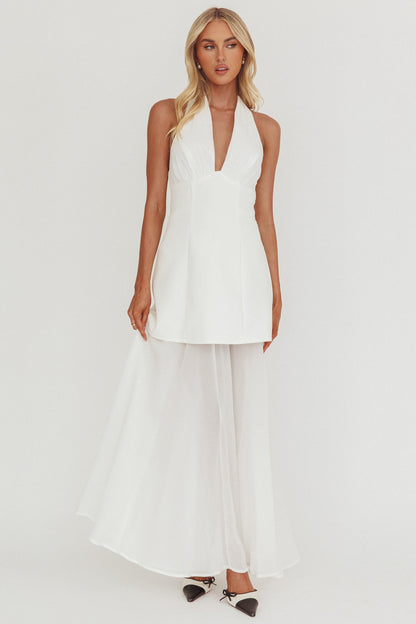 Opulento abito lungo a strati con scollo all'americana bianco