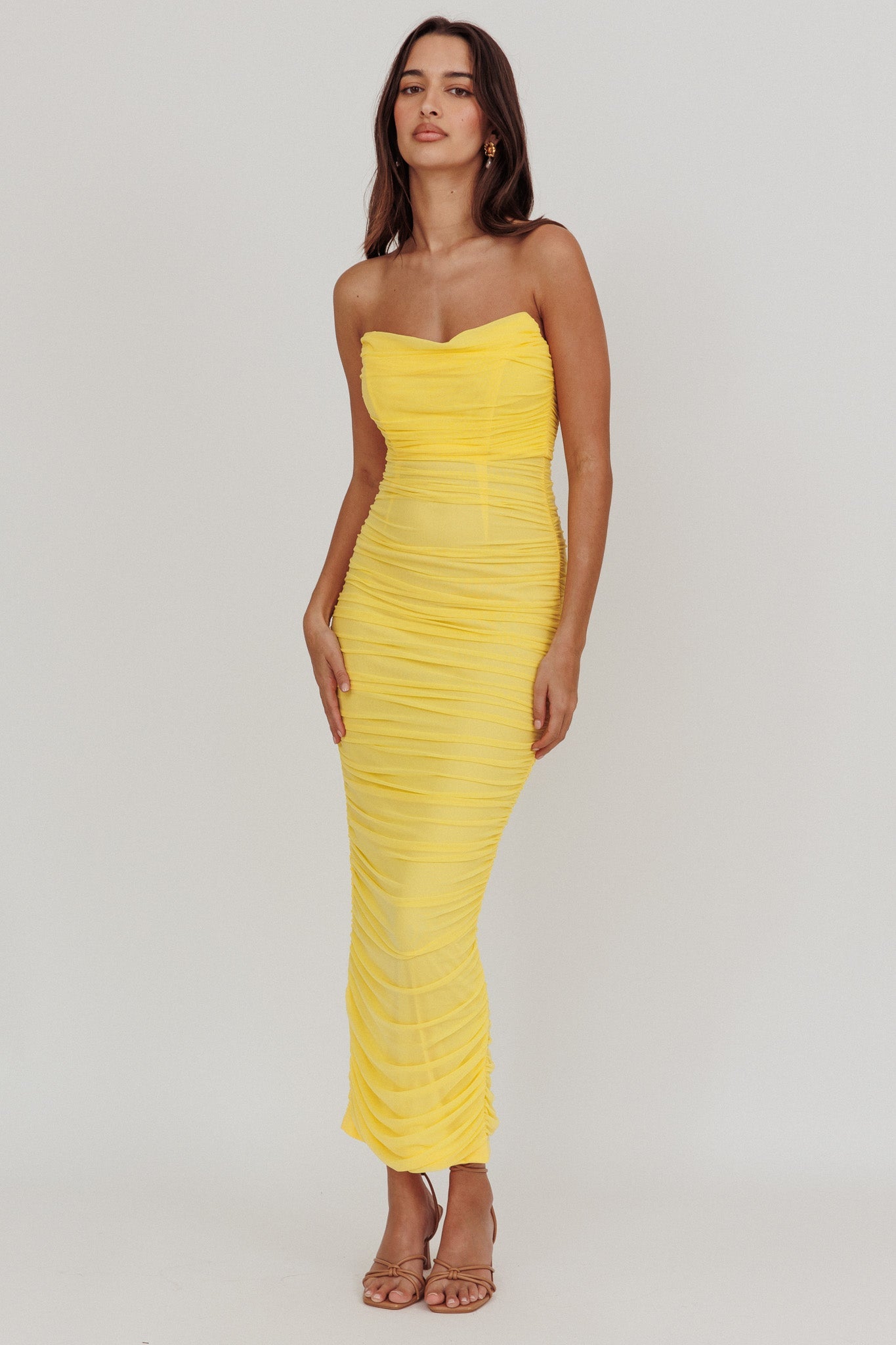 Abito lungo in rete arricciata senza spalline Midwest color limone