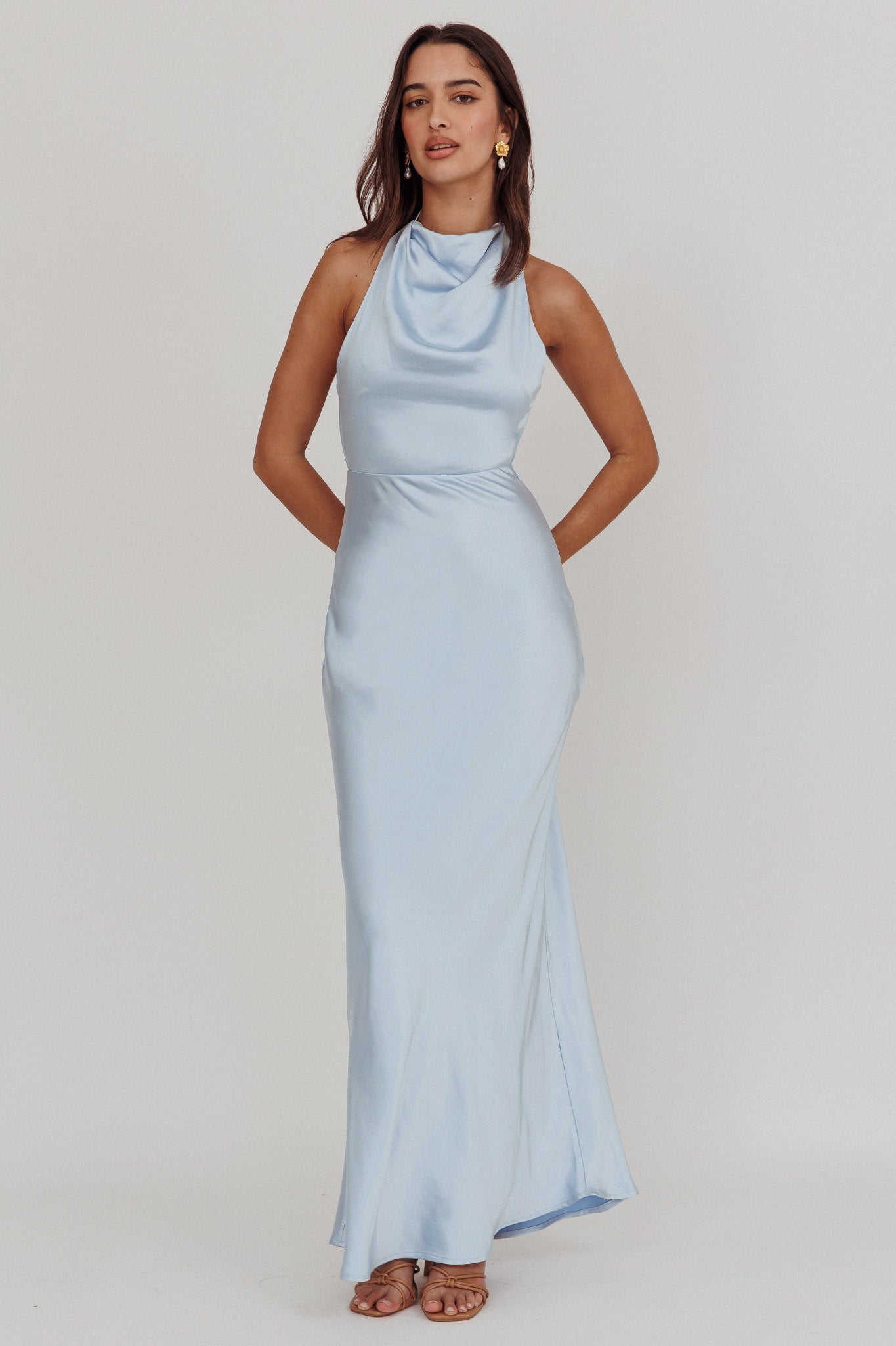 Abito lungo con spalline e scollo all'americana e perle Gelato blu