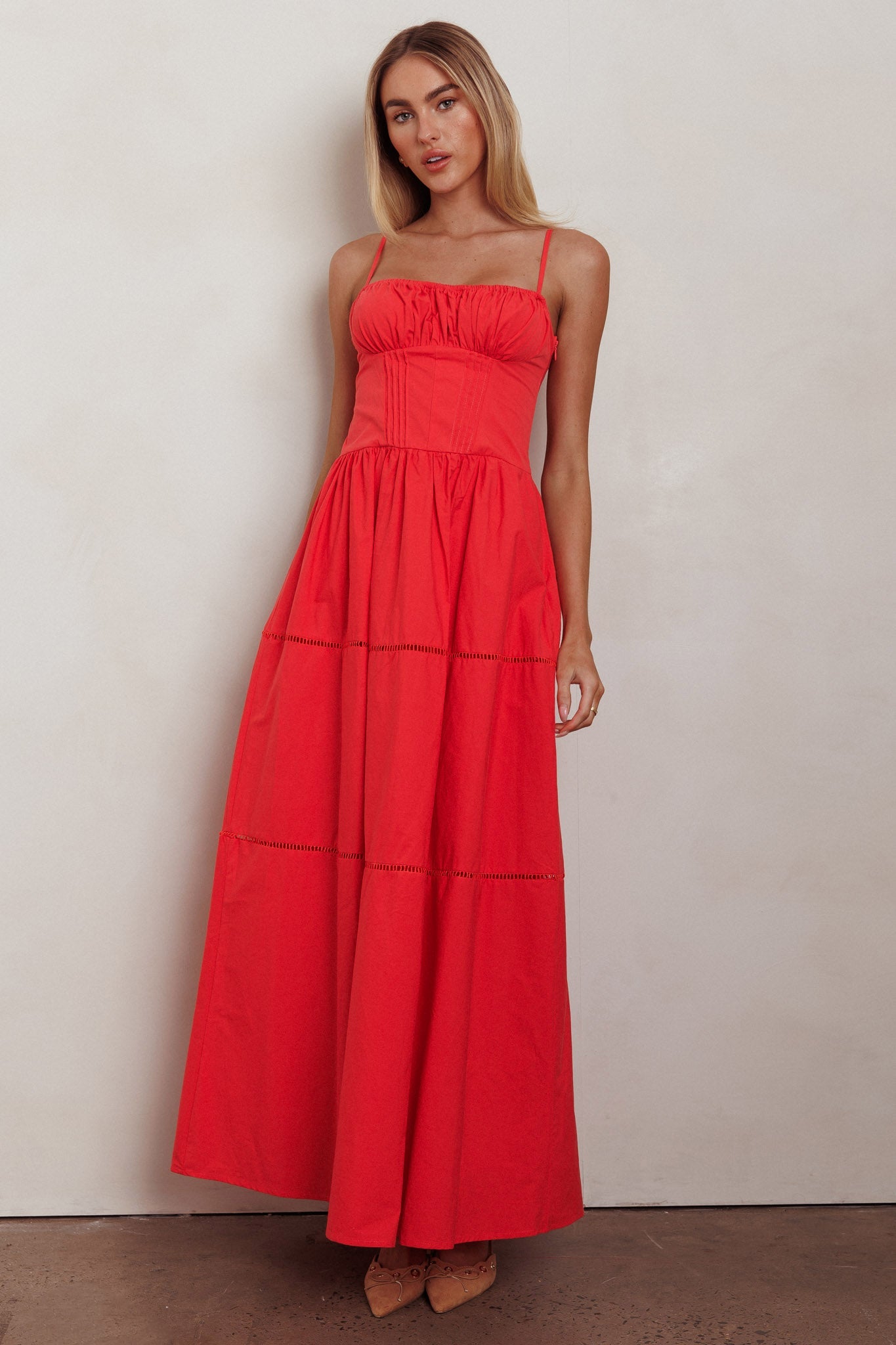 Abito lungo rosso a trapezio con scollo a V e arricciatura Heavenly Glow