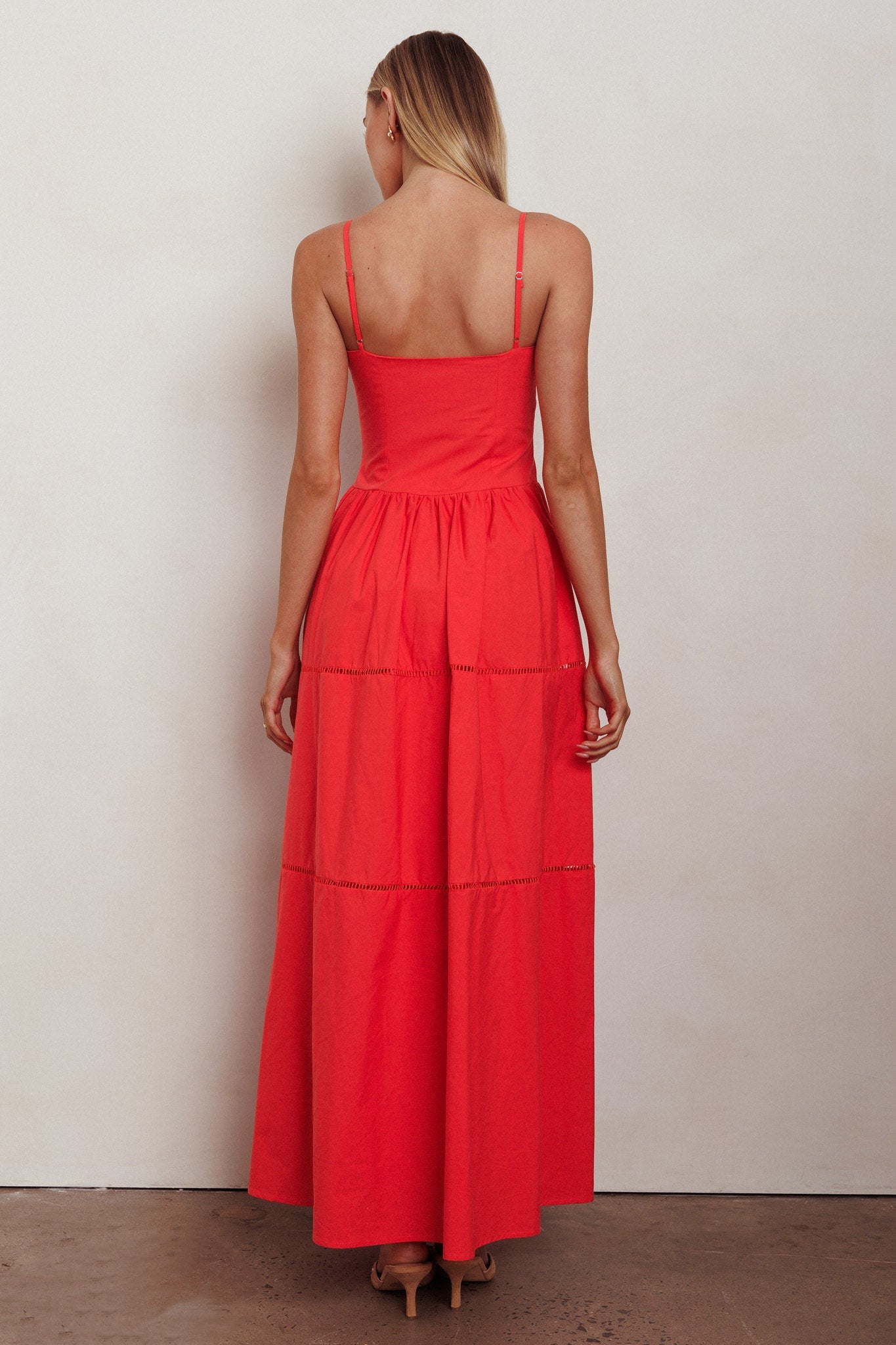 Abito lungo rosso a trapezio con scollo a V e arricciatura Heavenly Glow