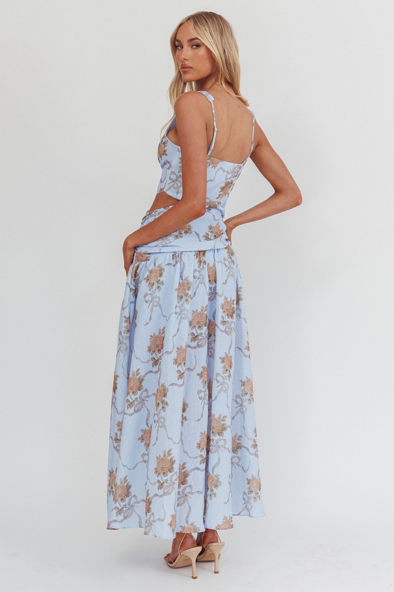 Abito lungo con scollo a V e spacco sul davanti, motivo floreale blu, First Dates