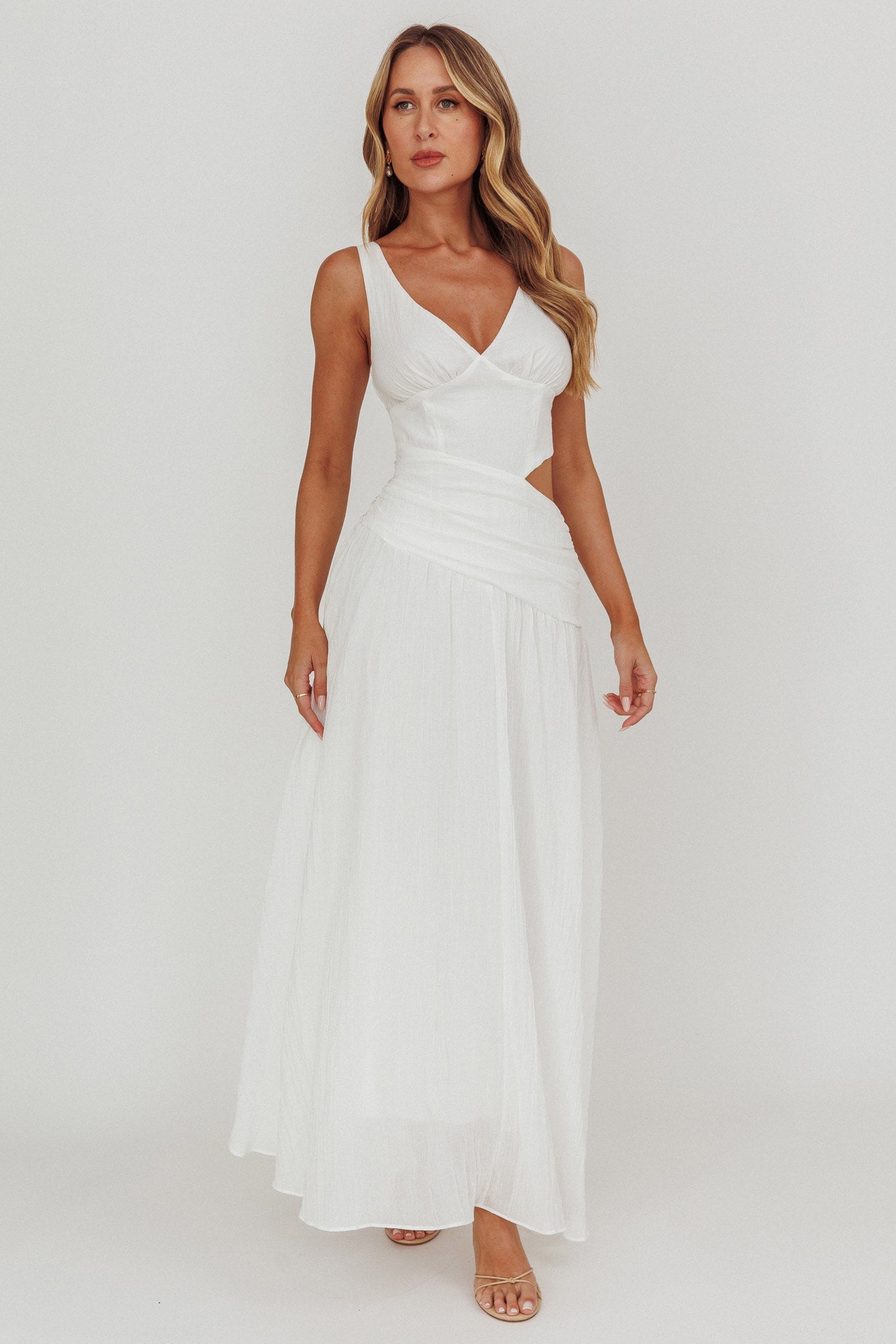 Abito lungo bianco con scollo a V e spacco sul davanti First Dates