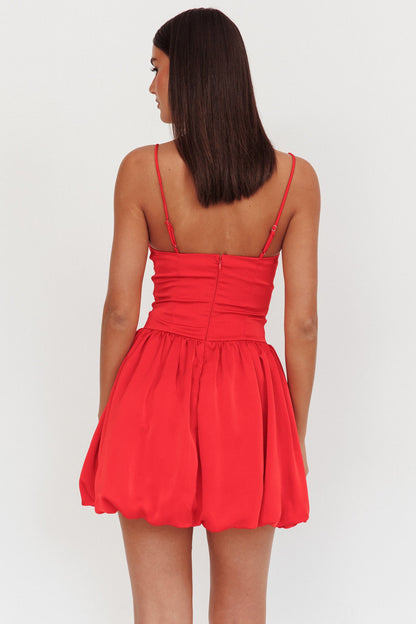 Mini abito rosso con gonna a palloncino accattivante