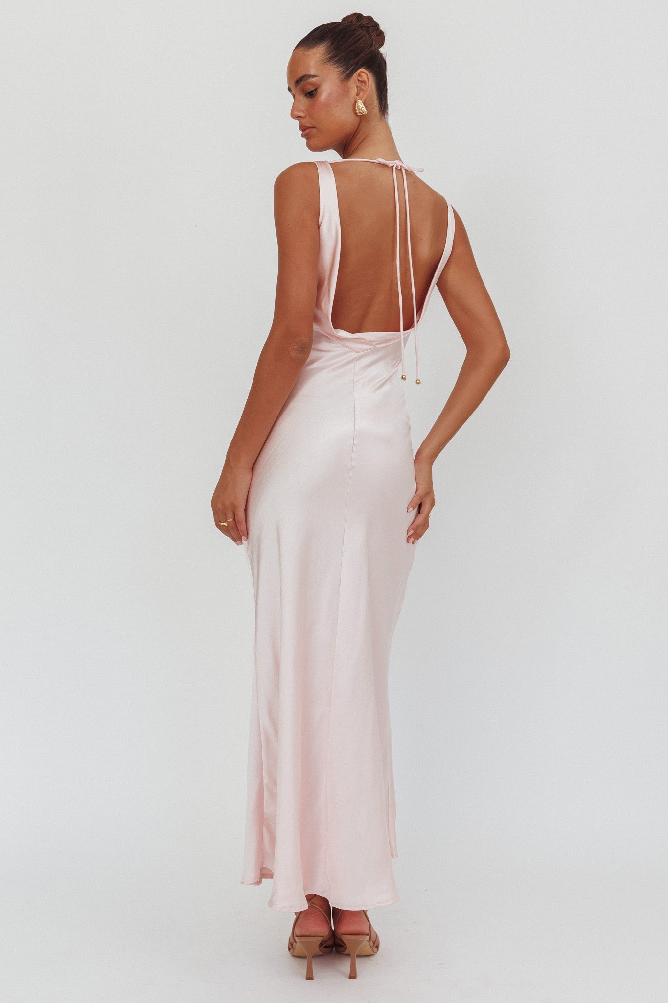 Abito lungo rosa con scollo a cappuccio e schiena scoperta Good Intentions