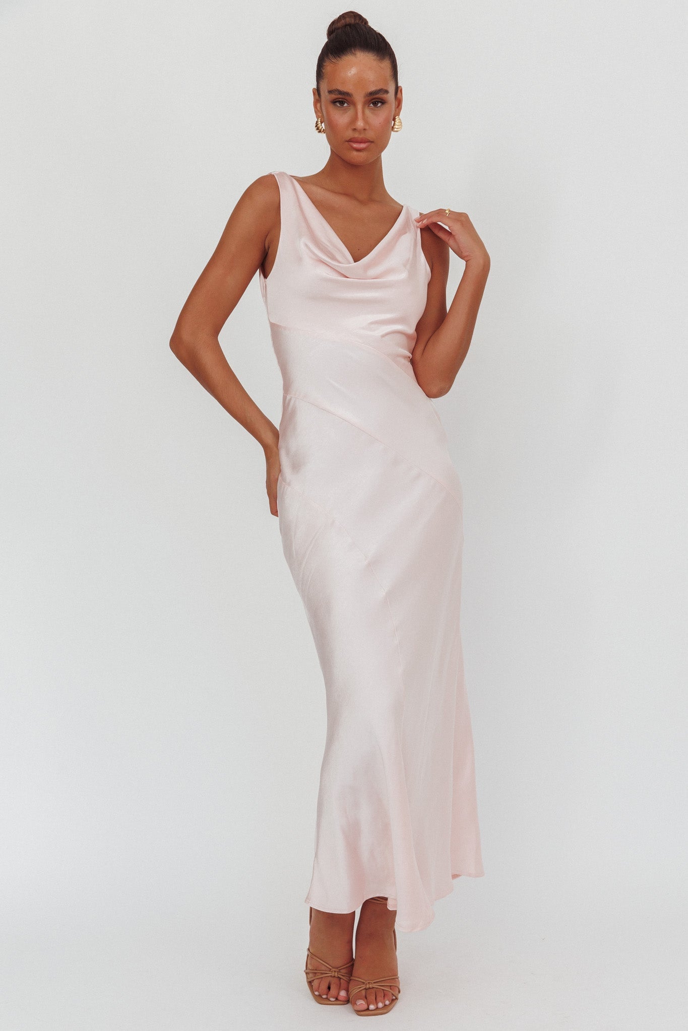 Abito lungo rosa con scollo a cappuccio e schiena scoperta Good Intentions