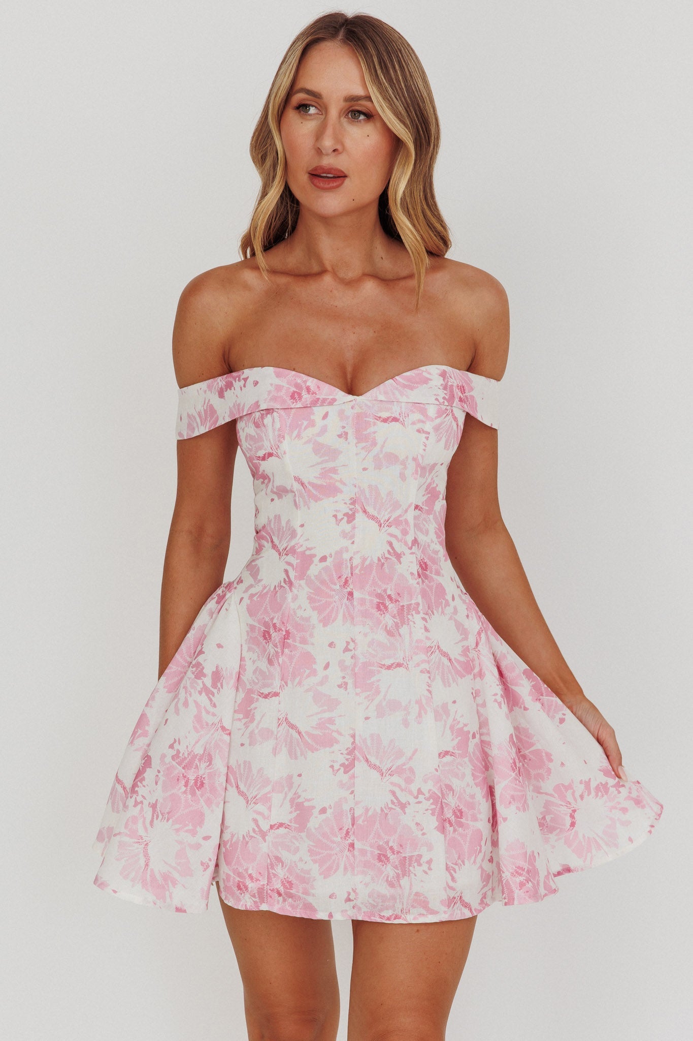 Mini abito con spalle scoperte e stampa floreale rosa