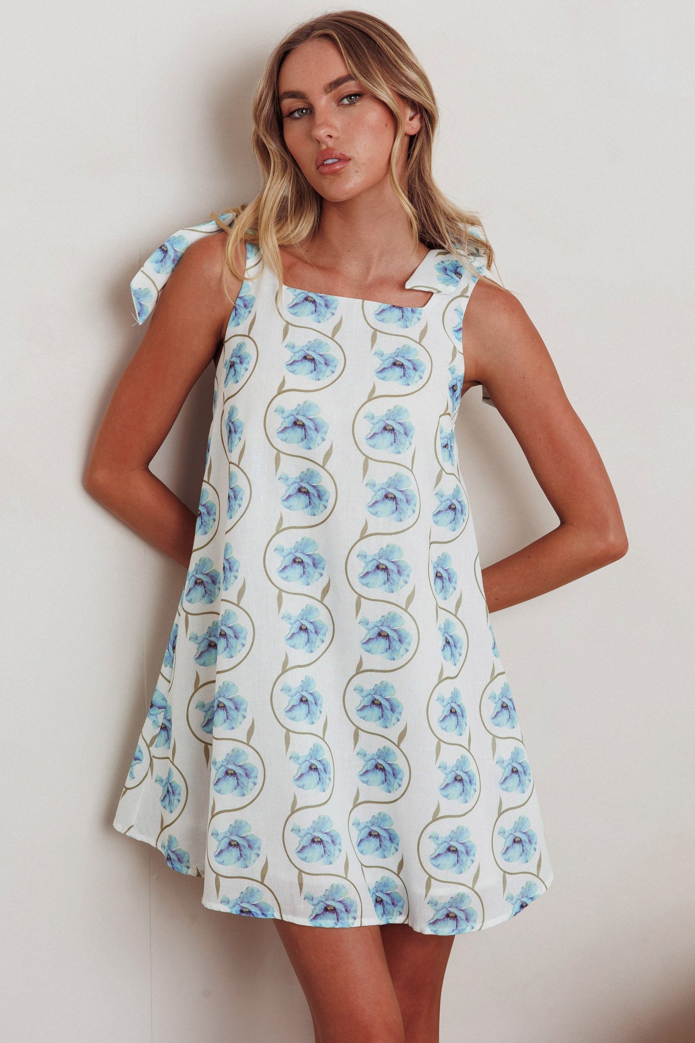 Annalee Mini abito con spalle legate e stampa floreale blu