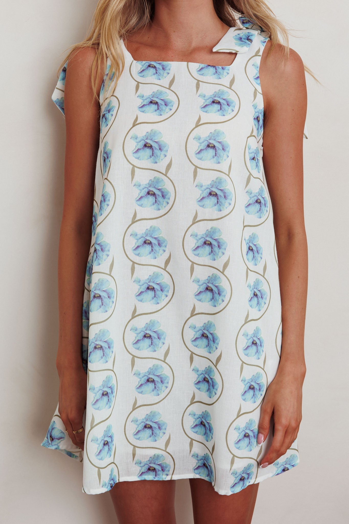 Annalee Mini abito con spalle legate e stampa floreale blu