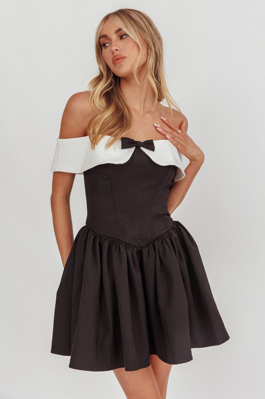 Grace Kelly Mini abito nero con spalle scoperte a contrasto