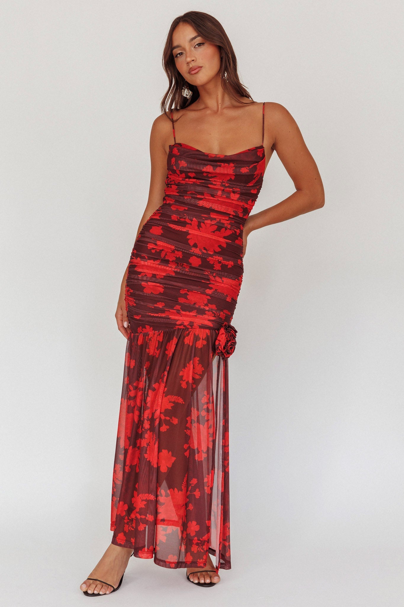 Abito lungo in rete arricciata Stole The Show con stampa floreale rossa
